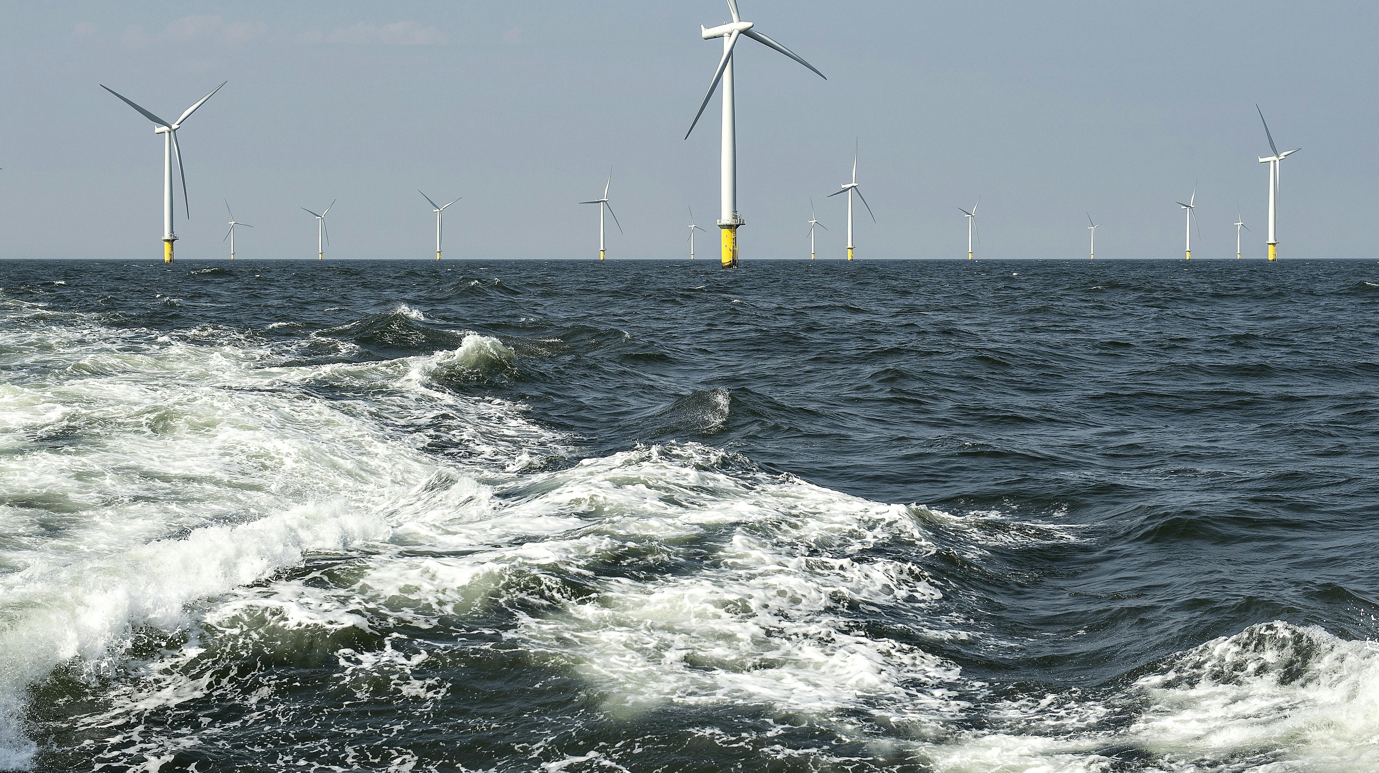 Det løber hurtigt op i høje beløb, når strømmen fra havmølleparker skal kobles til elnettet. Og det er virksomheder og private kunder, der skal betale 