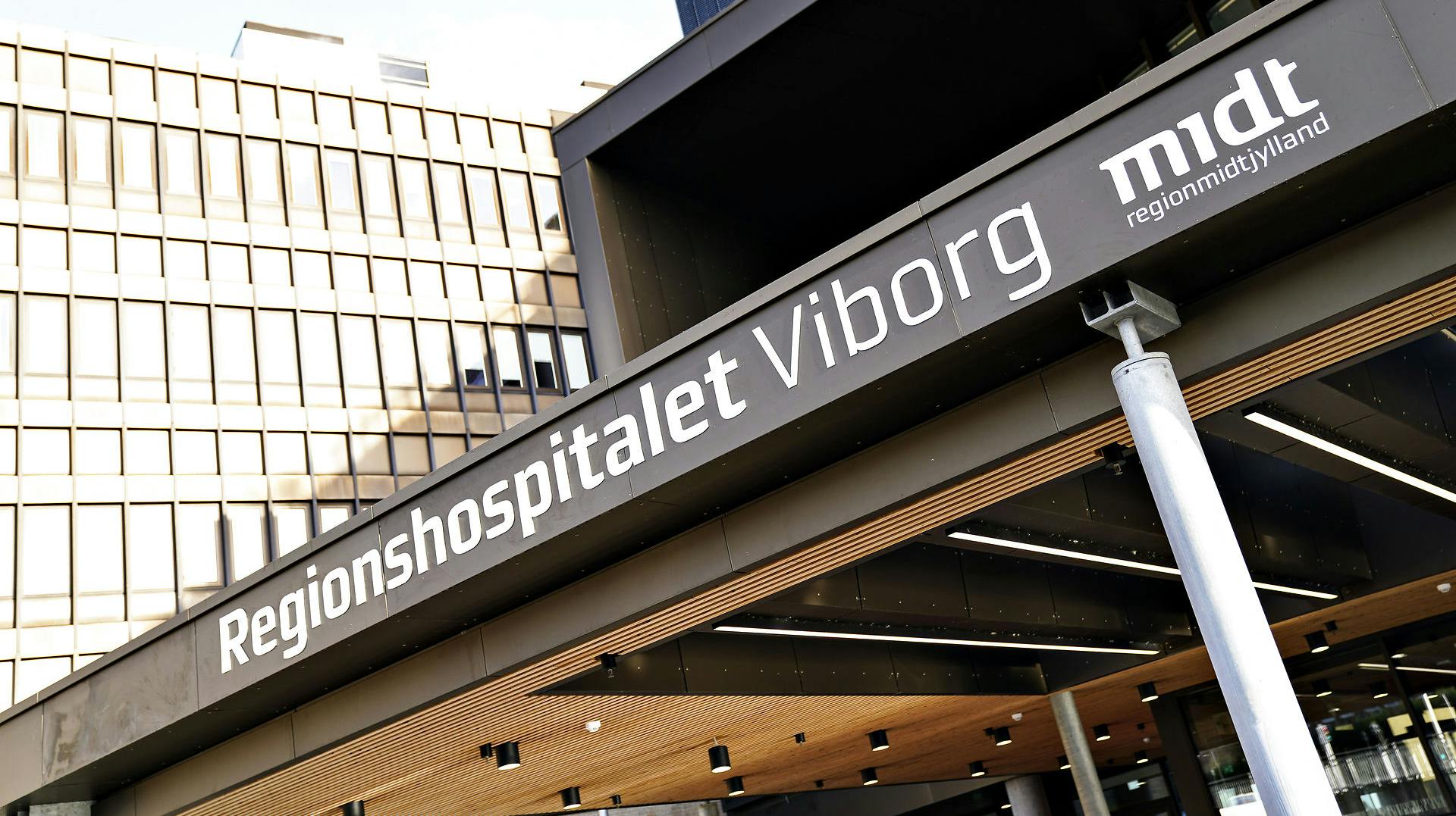 En læge er anklaget for at begå flere overgreb på patienter.