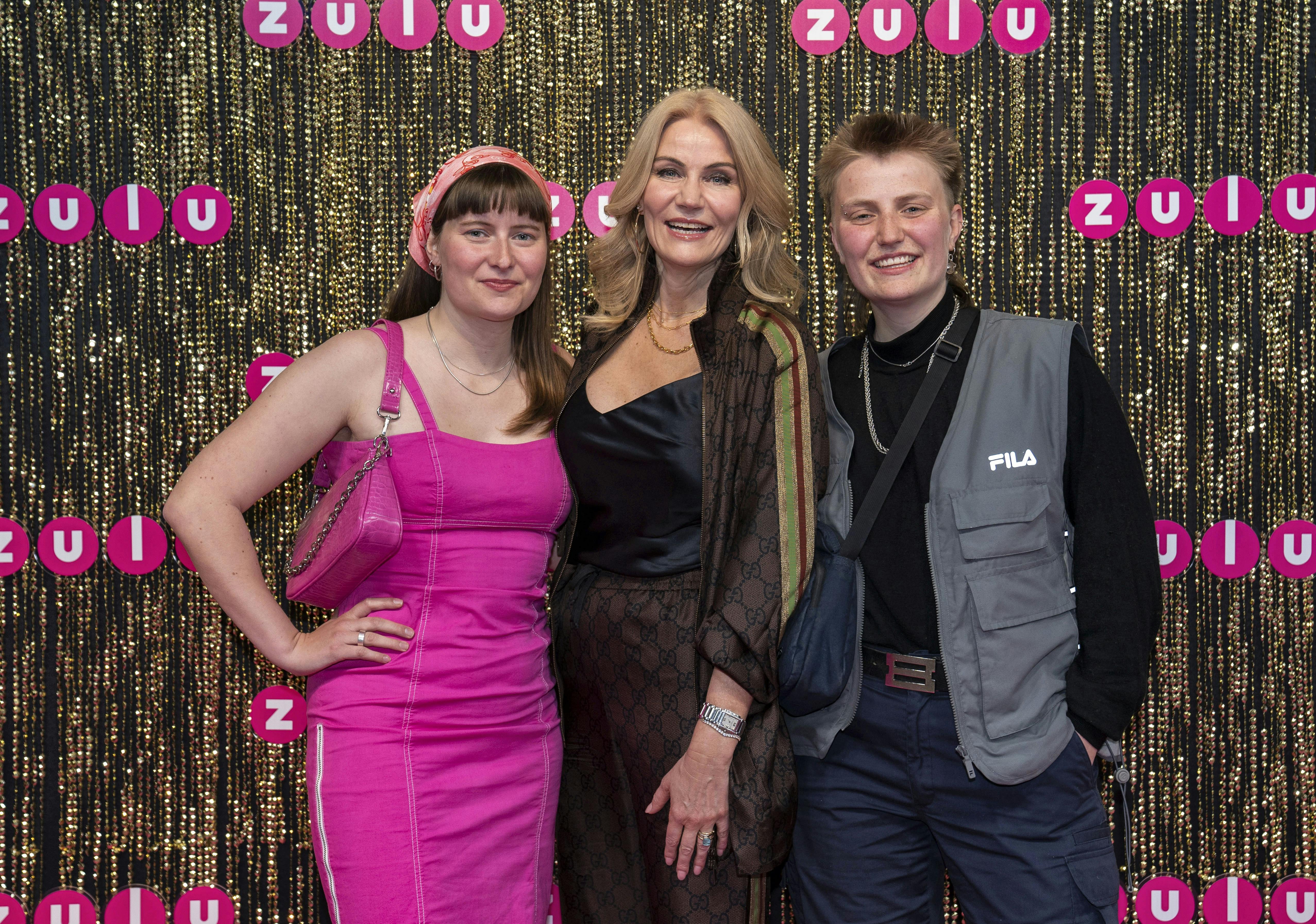 Milo Kinnock (th.) med sin søster Johanna og sin mor Helle Thorning Schmid til Zulu Awards 2021