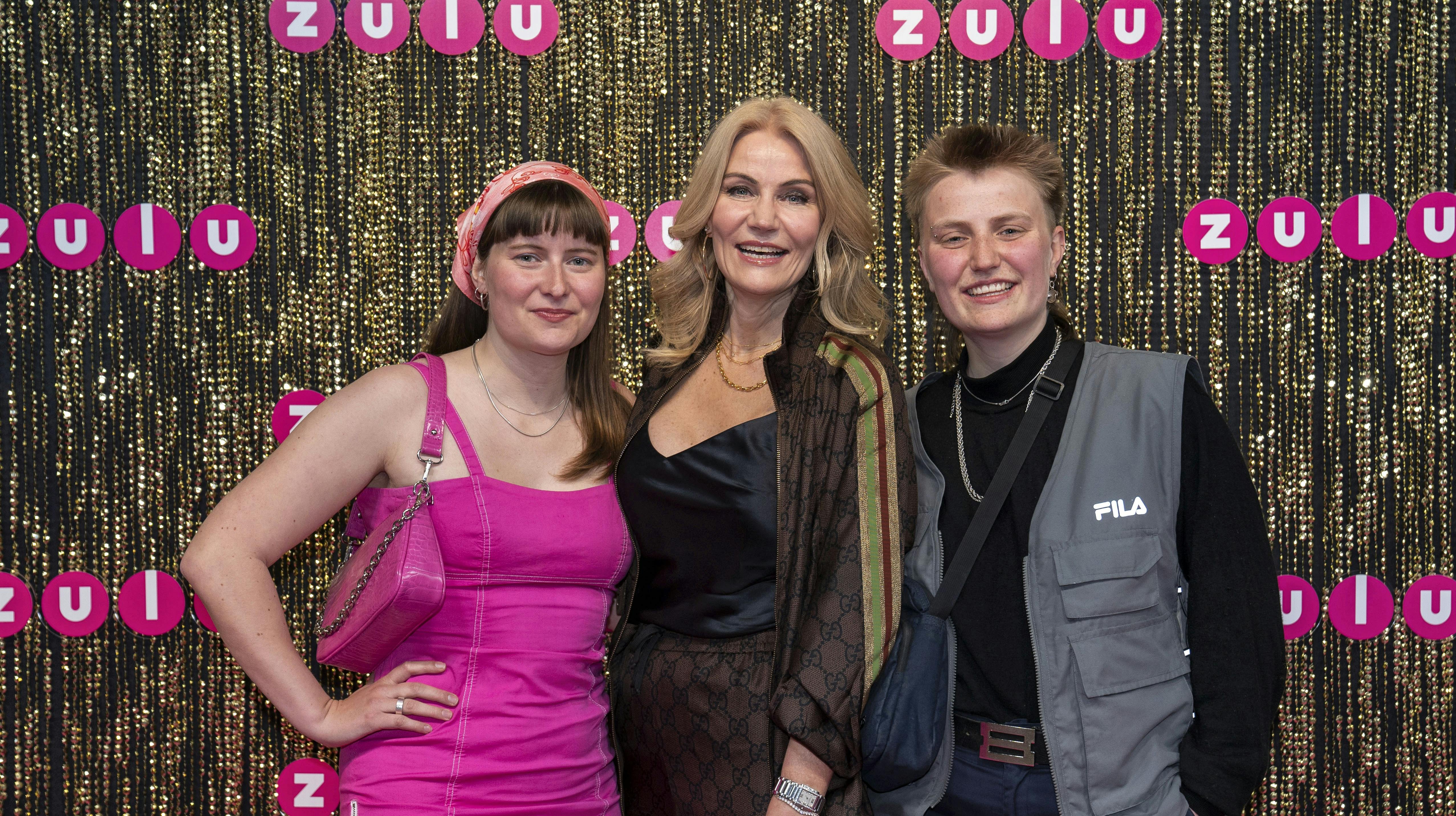 Milo Kinnock (th.) med sin søster Johanna og sin mor Helle Thorning Schmid til Zulu Awards 2021