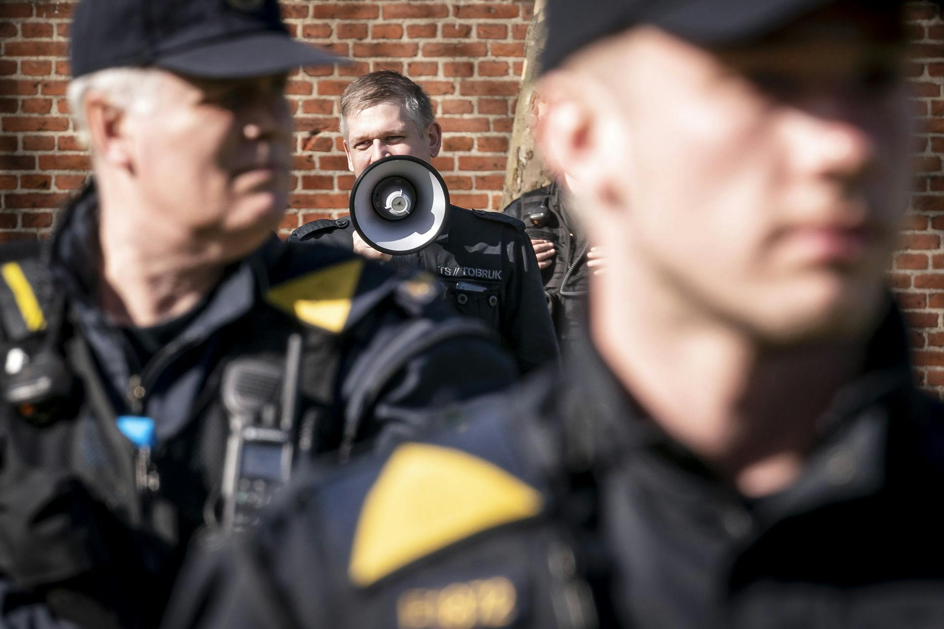 Rasmus Paludan plejer at være i selskab med politiet - men normalvis bruger politiet deres ressourcer på at beskytte partilederen. Sådan har det ikke forholdt sig denne gang, hvor Rasmus Paludan risikerer at miste sit kørekort.