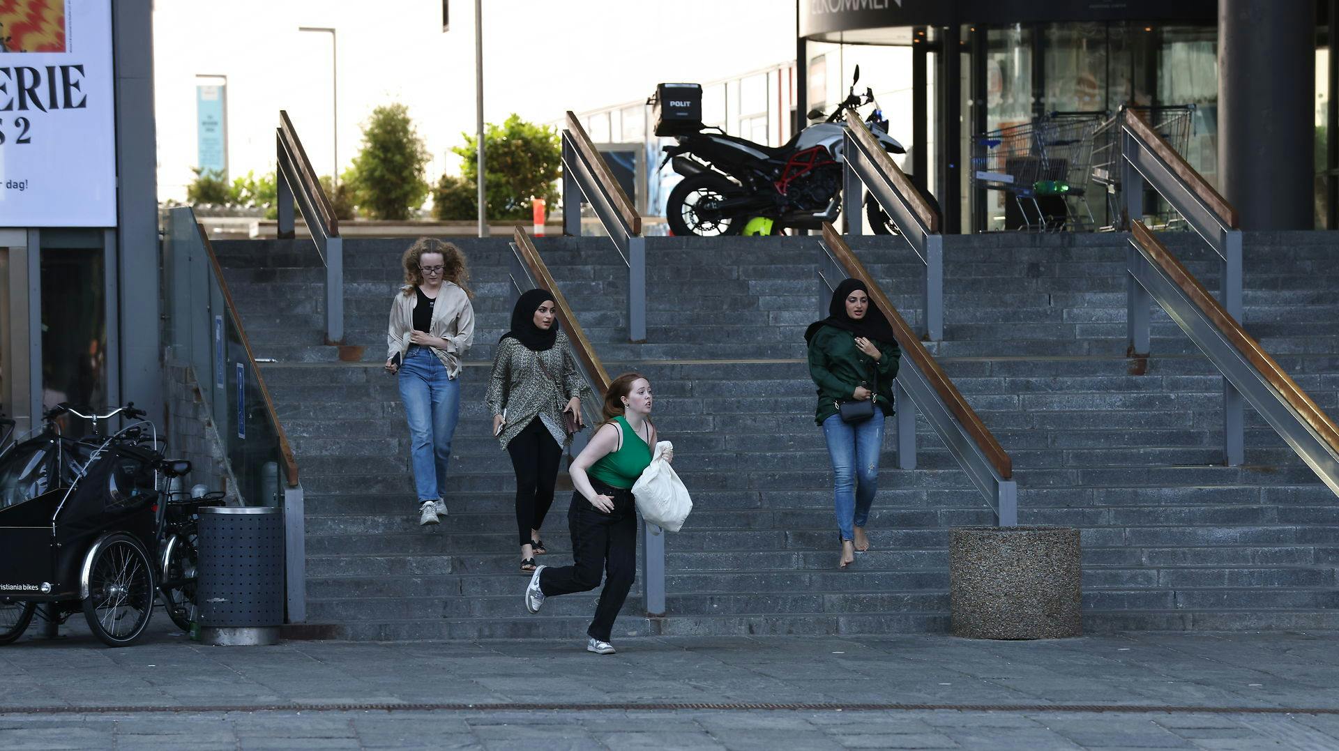 Kunderne flygtede ud af Field's, da de første skud lød. Skyderiet i Field's 3. juli 2022 kostede tre personer livet. 