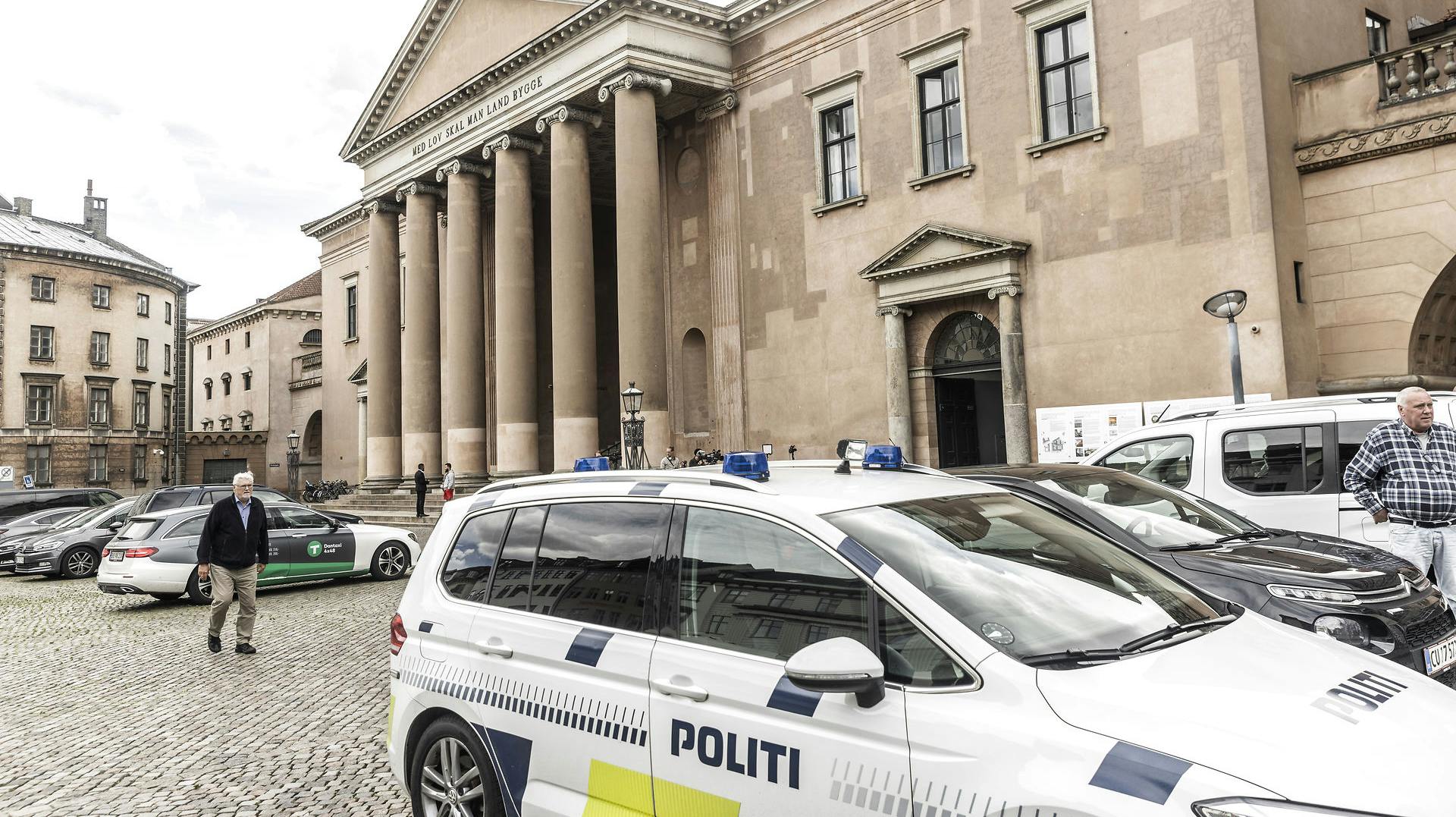 En 29-årig kok har mandag erkendt sig skyldig i at have transporteret 74 millioner kroner fra Danmark til Sverige.