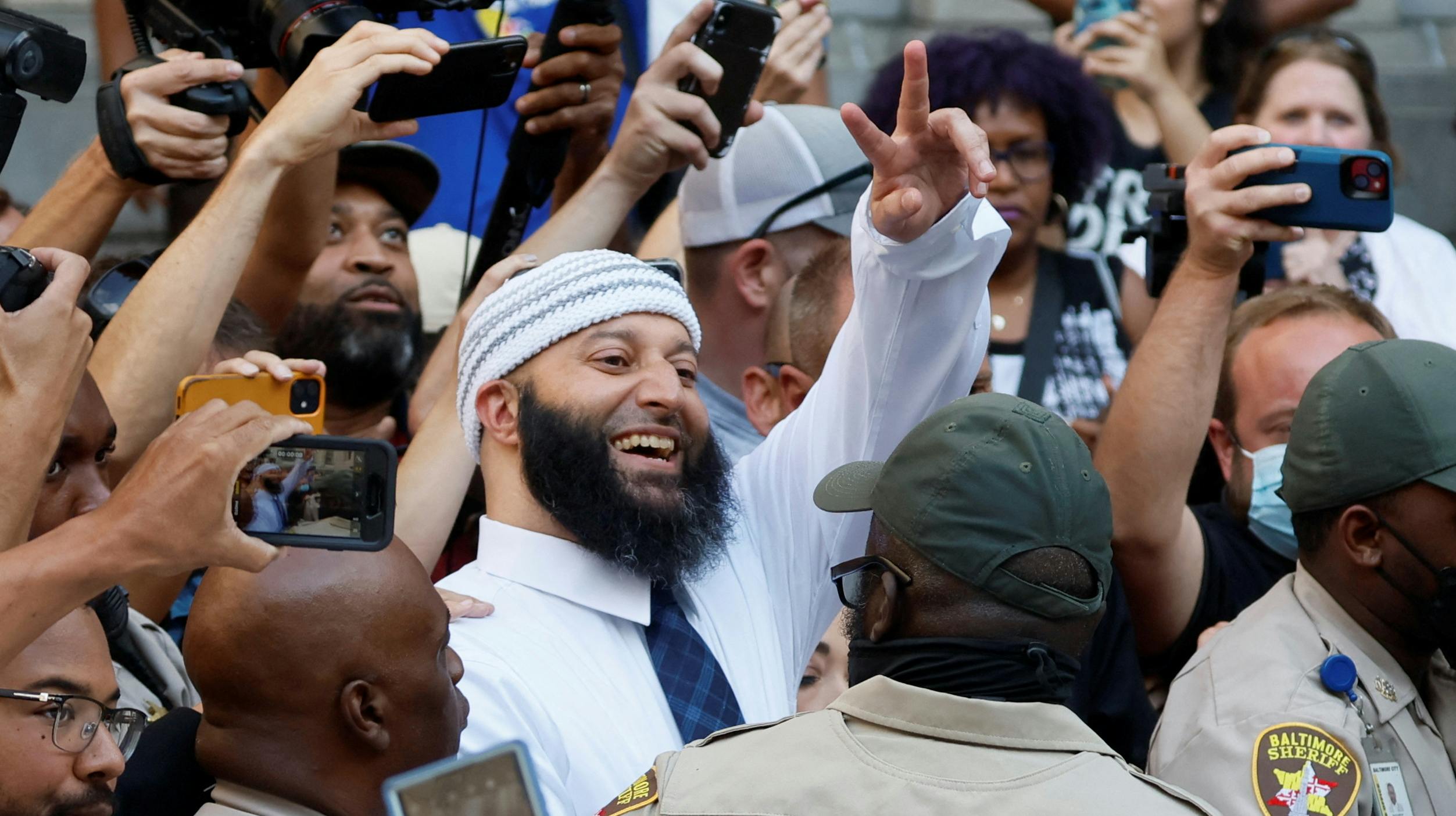 Adnan Syed smilte stort, da han den 19. september kunne forlade retten. Og nu kan han smile endnu større, efter alle anklager mod ham er blevet droppet.