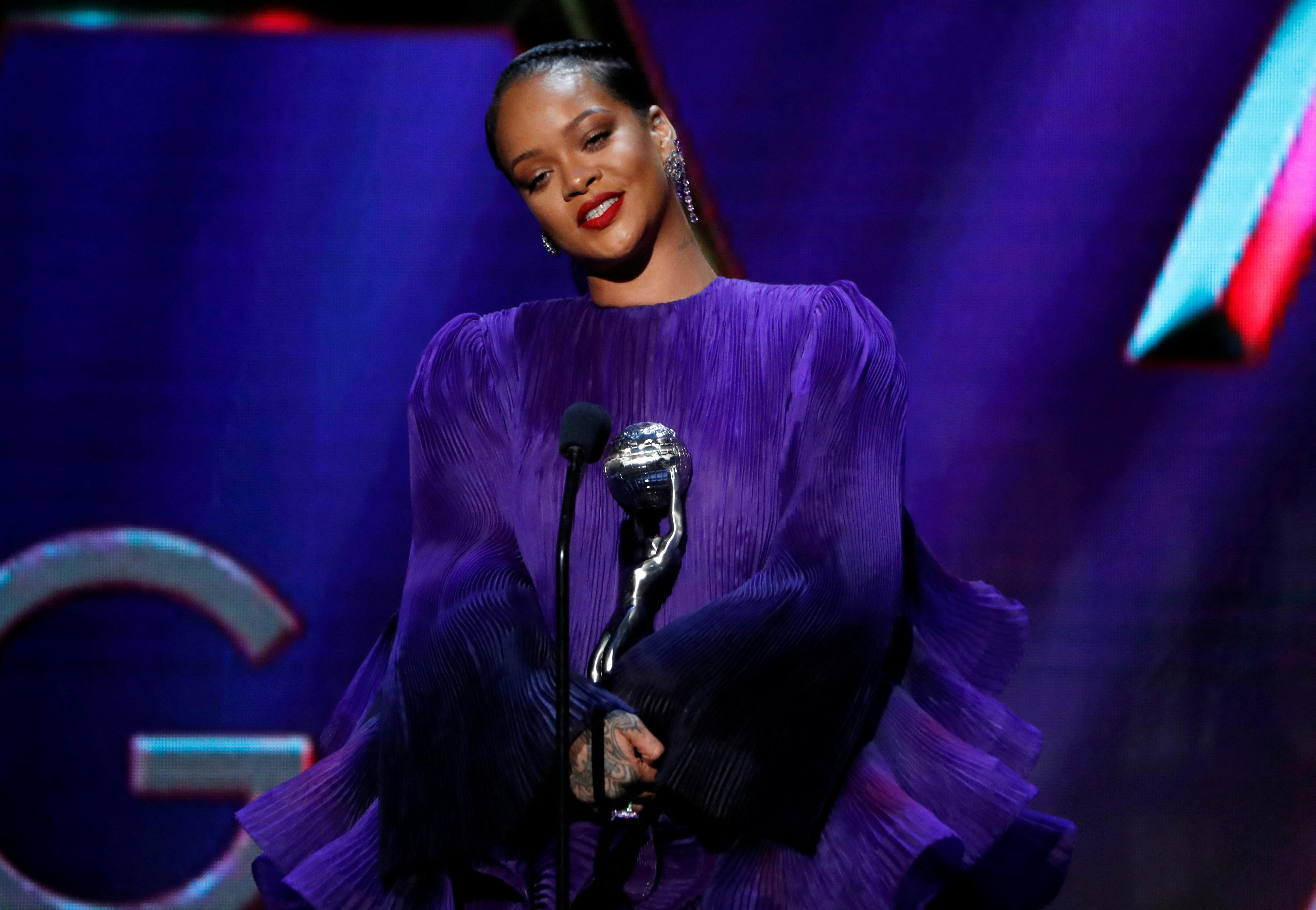 34-årige Rihanna har stadig ikke afsløret sønnens navn. Eller har hun?