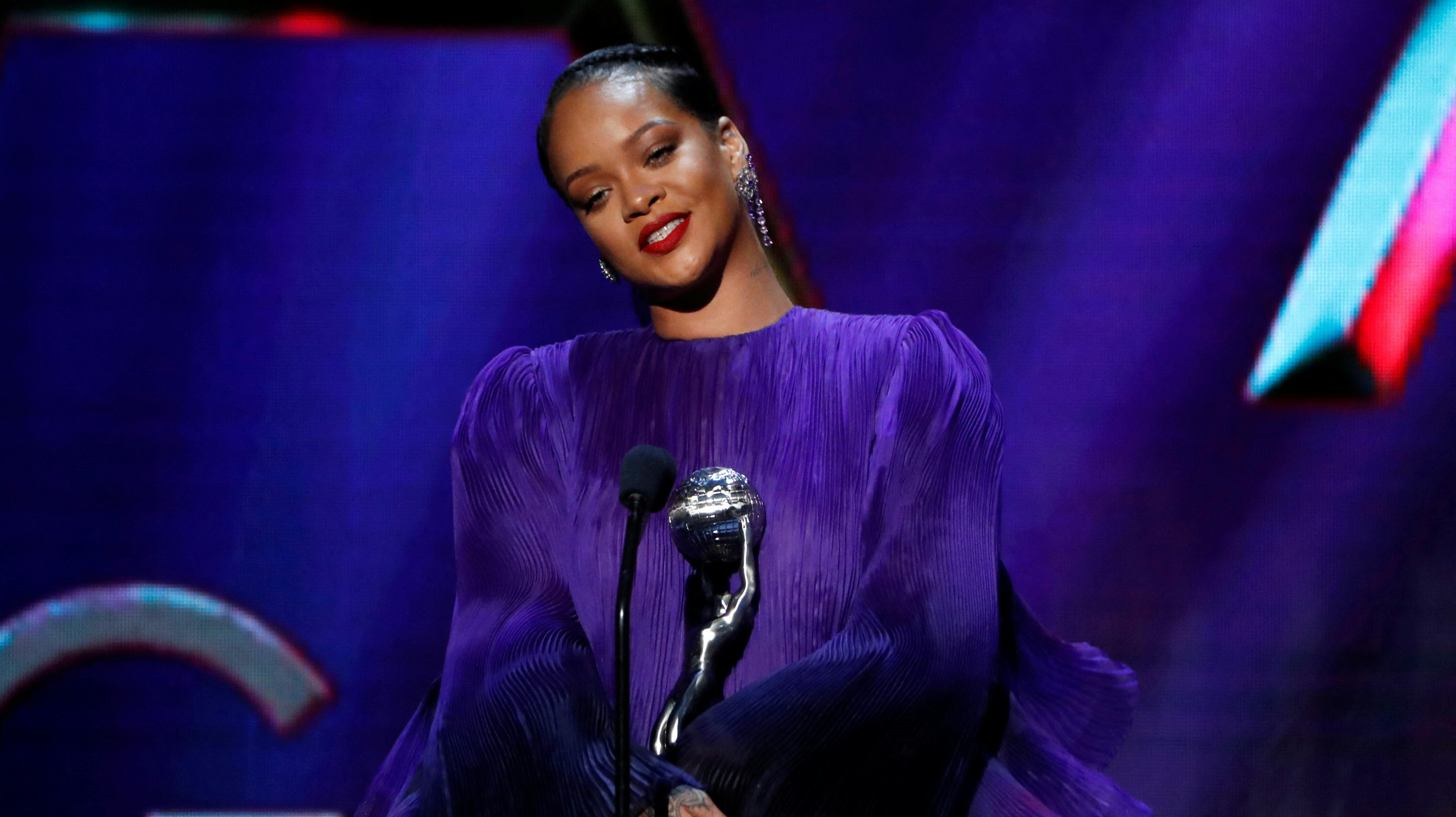 34-årige Rihanna har stadig ikke afsløret sønnens navn. Eller har hun?