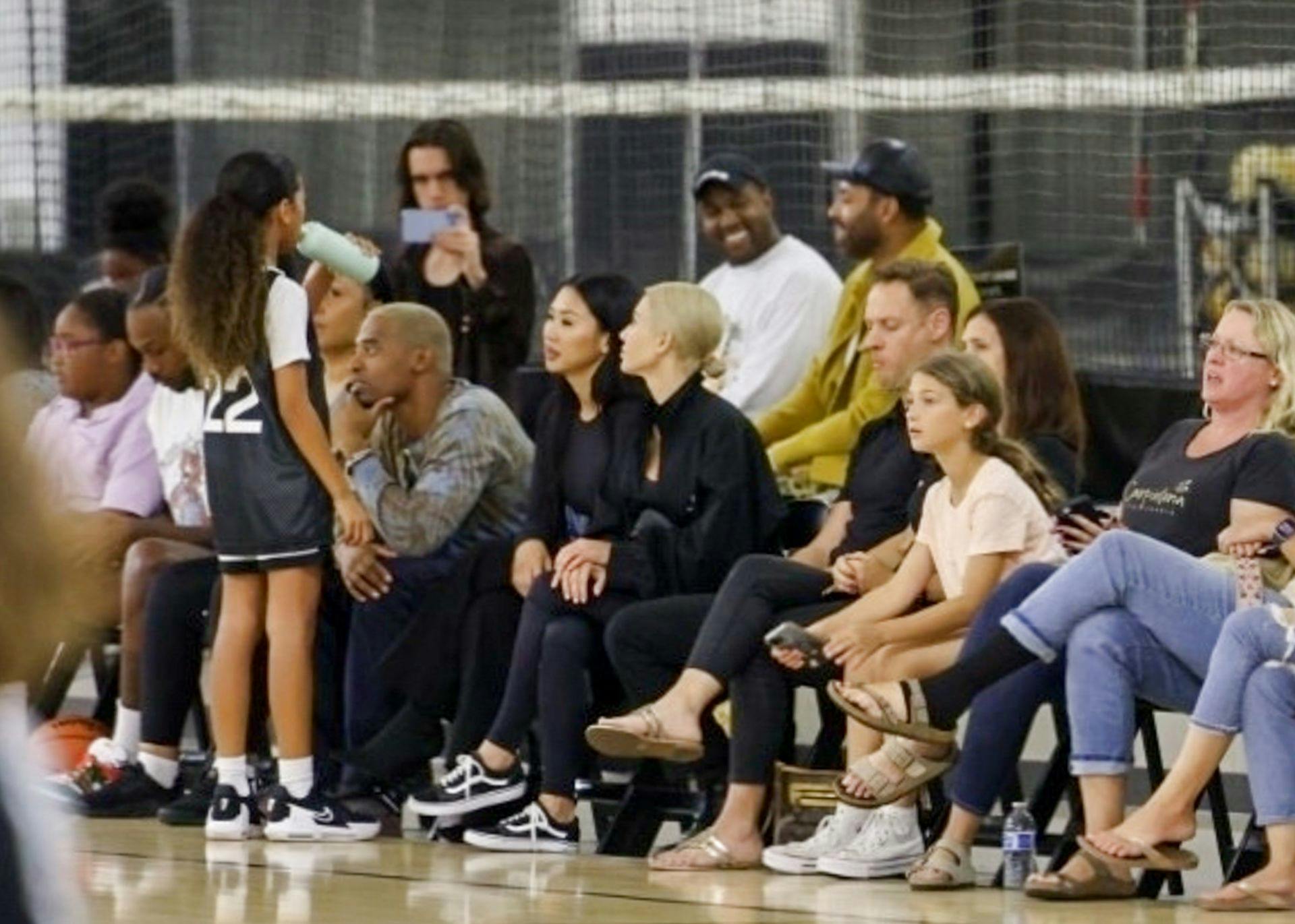 Selv om Kim Kardashian og Kanye West var bænket op og ned ad hinanden til datterens basketball-kamp, udvekslede de i følge TMZ ikke ét ord med hinanden. 