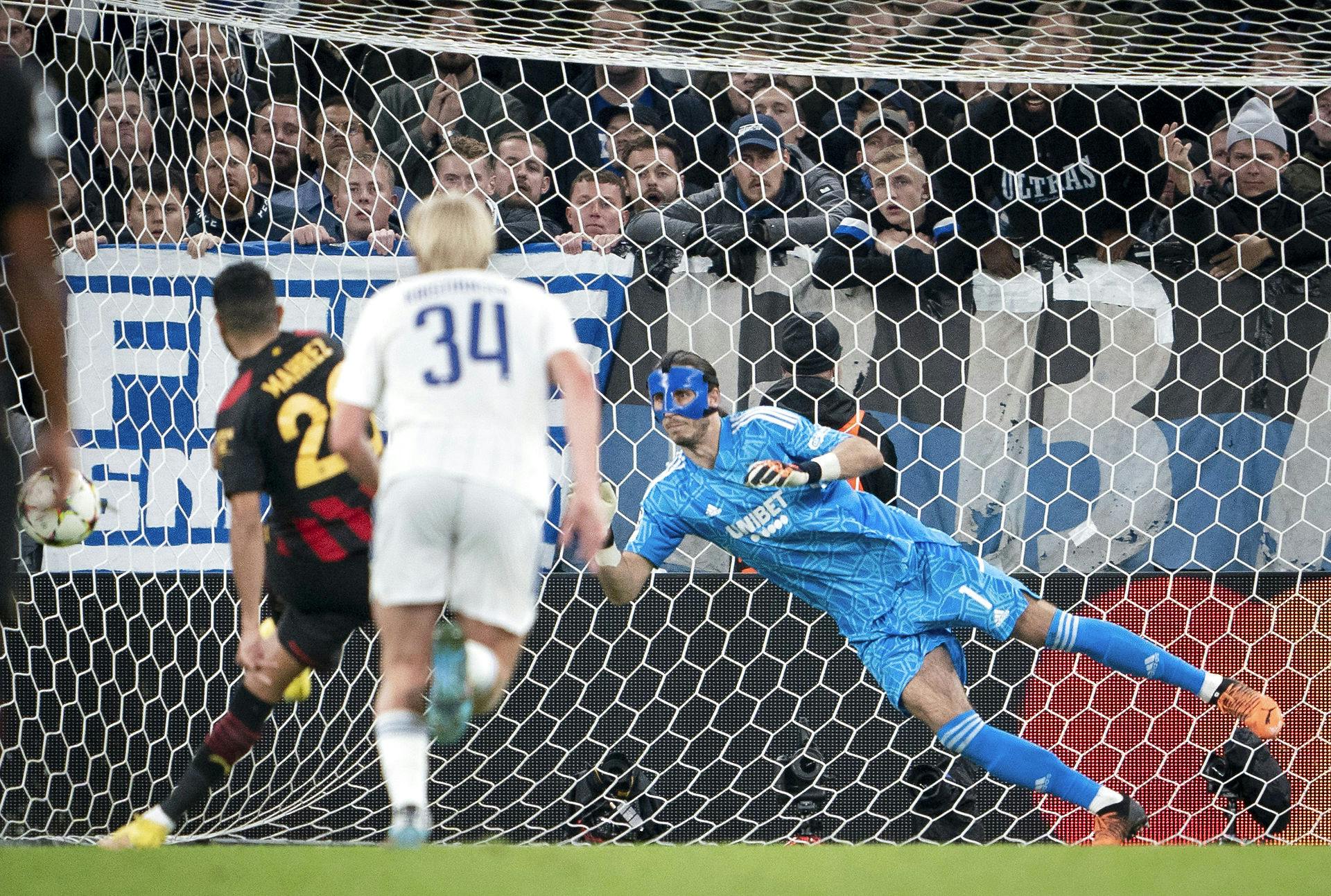 Er det Batman? Nej, det er blot Kamil Grabara, der piller et straffespark.