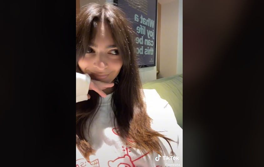 Emily Ratajkowski antyder i videoen, at hun også er til kvinder.
