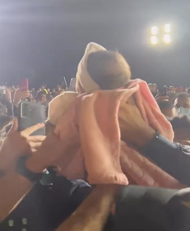 Måske den yngste crowd surfer nogensinde?