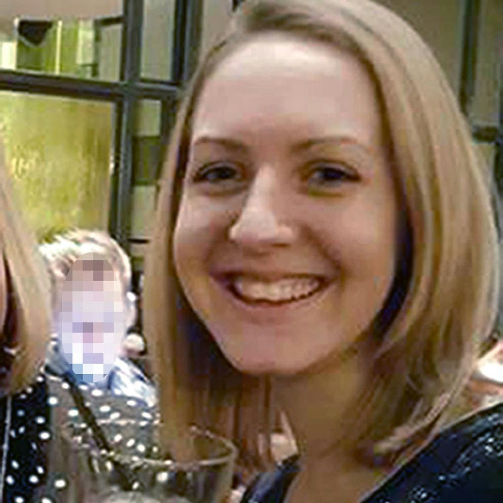 Lucy Letby ses her i en mere munter stund.