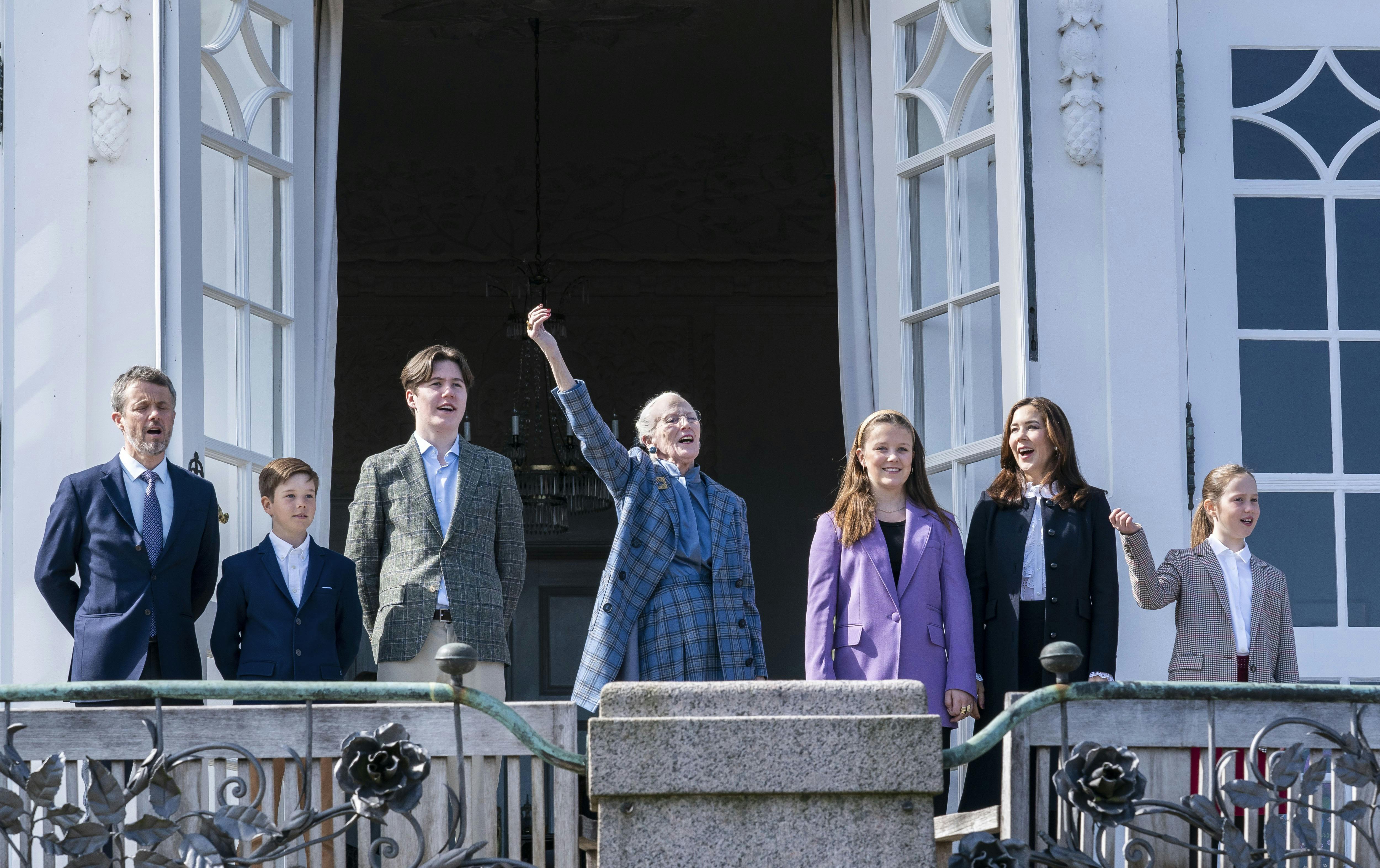Kronprins Frederik, prins Vincent, prins Christian, dronning Margrethe, prinsesse Isabella, kronprinsesse Mary og prinsesse Josephine