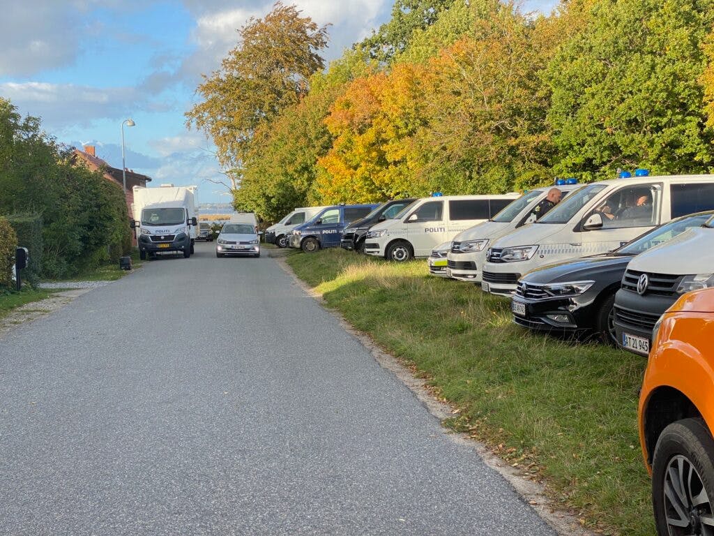 Politiet er talstærkt til stede i Præstø.