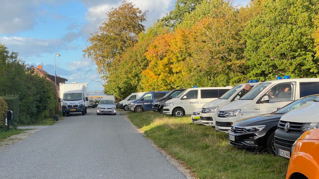 Politiet er talstærkt til stede i Præstø.