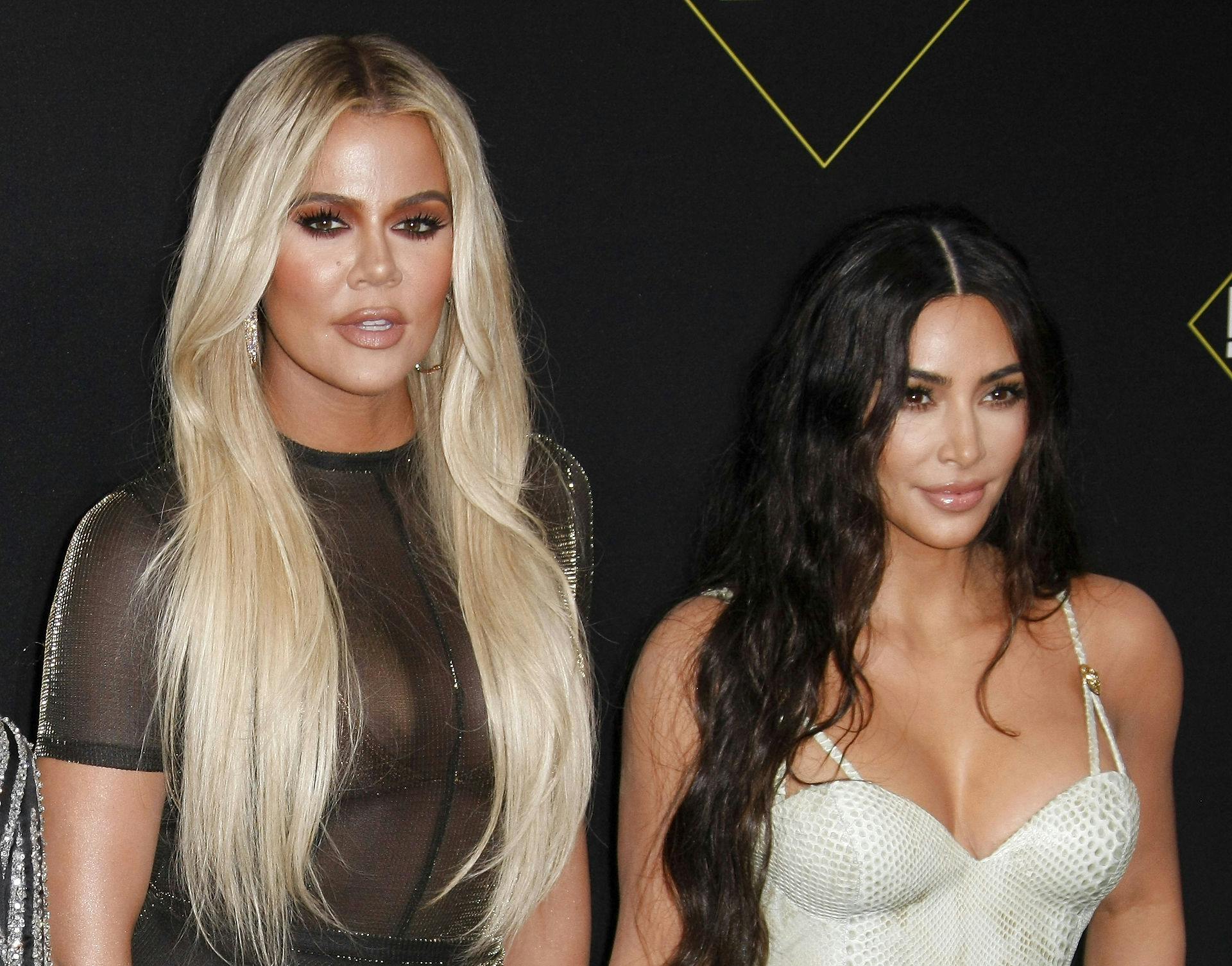 Khloe Kardashian ses her med sin søster, Kim Kardashian West.
