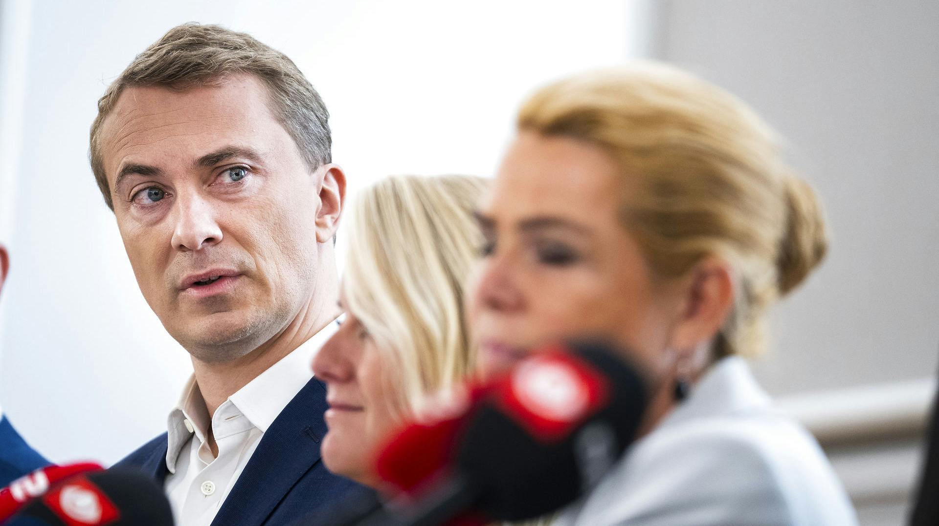 Venstre ville først tillade, at ældre borgere kan afvise hjemmehjælpere, der bærer tørklæde, men senere har Jakob Ellemann-Jensen trukket i land. nbsp;