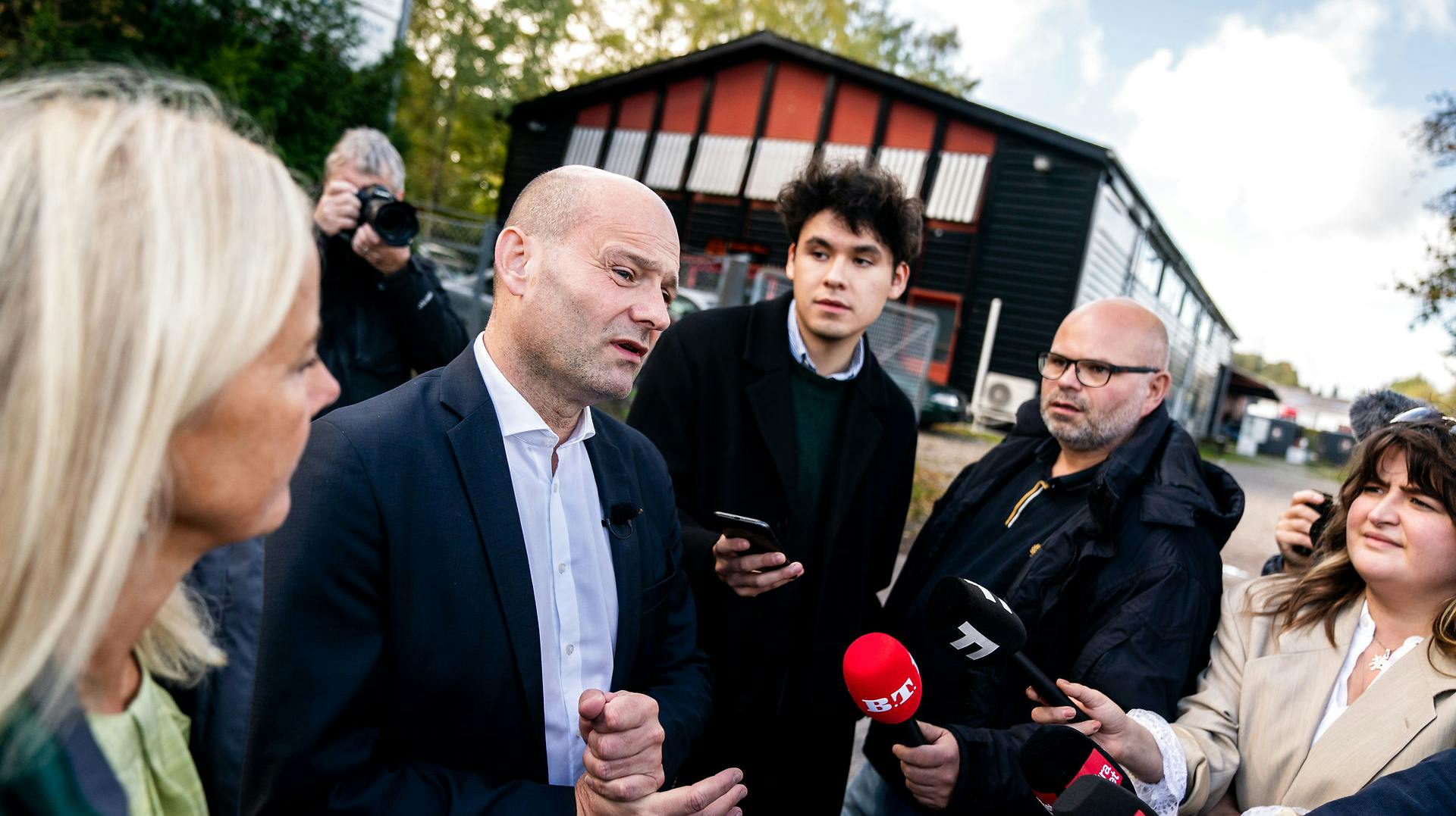 Pressen undrede sig med rette over Søren Papes valg af mødested. For selvom der har været bandemedlemmer i området, så er de i dag væk. Alligevel mener den konservative spidskandidat, at der skal sættes fokus på sagen.