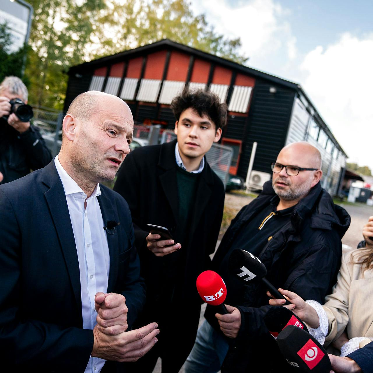 Pressen undrede sig med rette over Søren Papes valg af mødested. For selvom der har været bandemedlemmer i området, så er de i dag væk. Alligevel mener den konservative spidskandidat, at der skal sættes fokus på sagen.