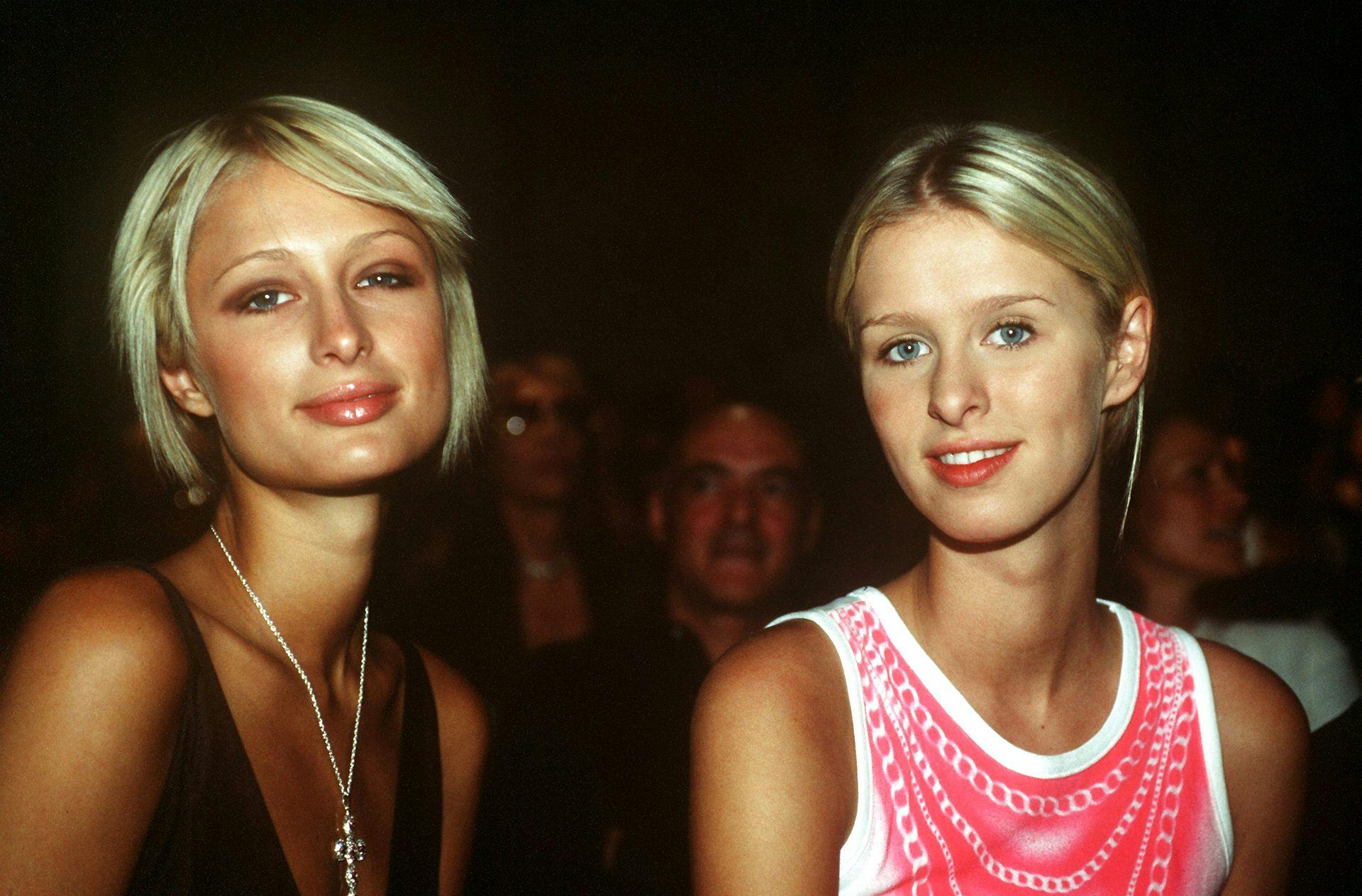 Paris Hilton (tv.) og søsteren Nicky Hilton. Paris Hilton var en rebelsk teenager og blev derfor sendt væk på kostskole. 