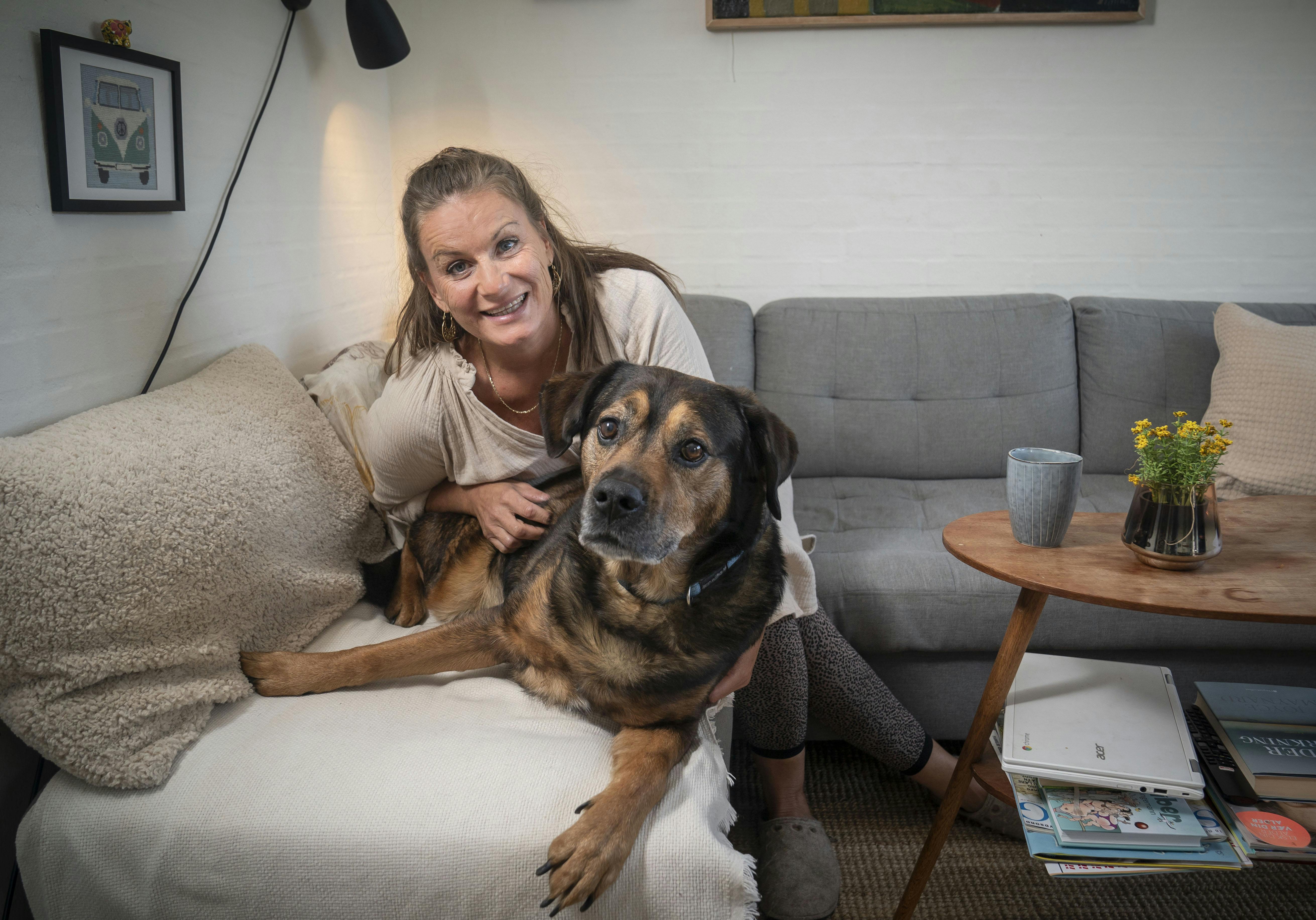 Tanja med sin hund Bastian på 11 år. Han er en blanding af berner sennen, golden retriever og labrador.