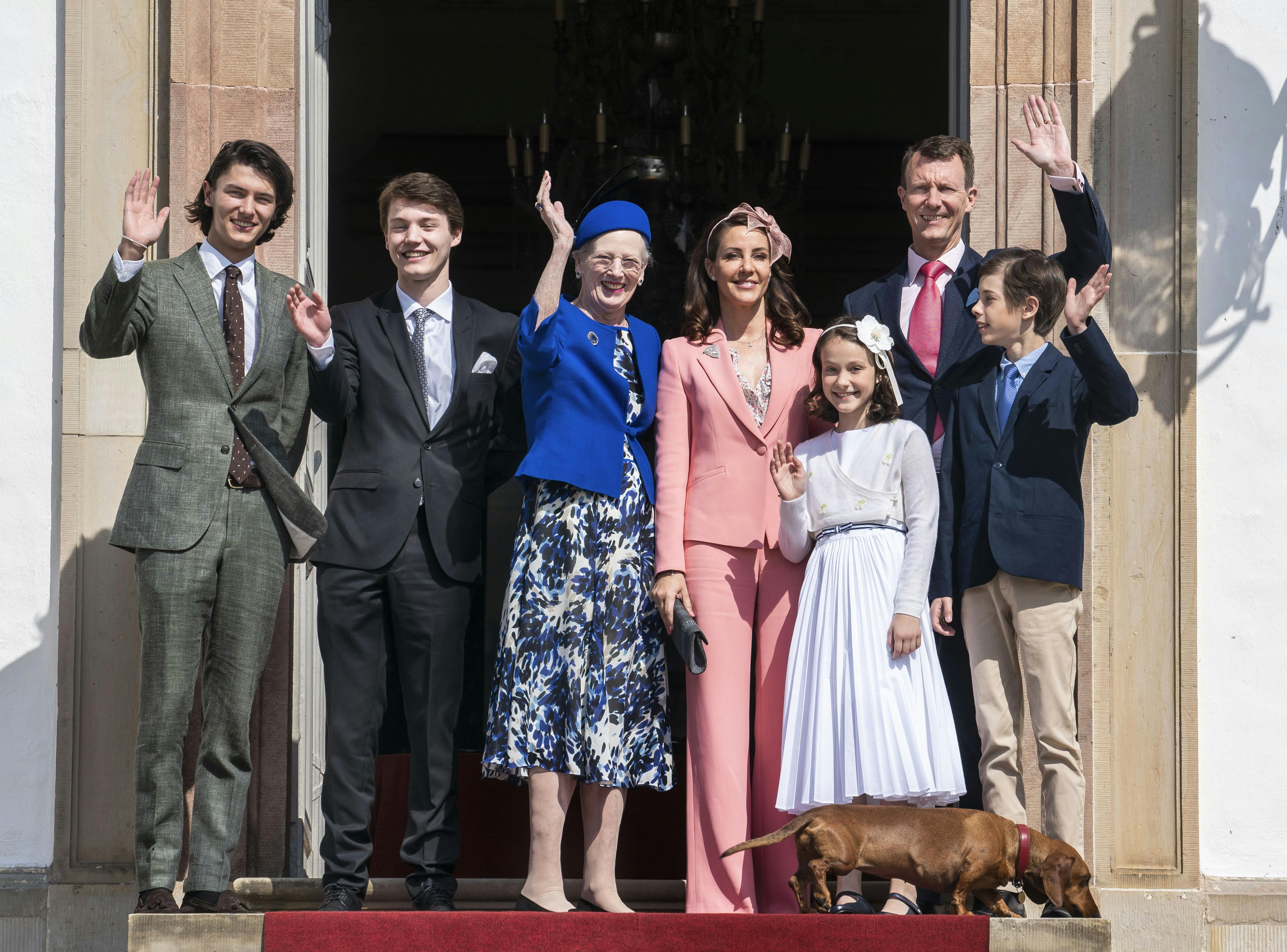 Her ses dronningen med prins Joachims familie til prinsesse Isabellas konfirmation.&nbsp;