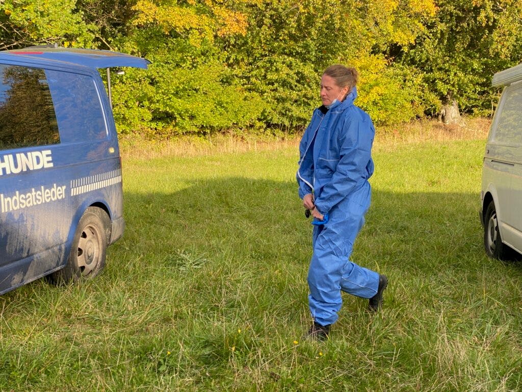 Betjente i DNA-drager blev tirsdag set arbejde ved adressen i Præstø.