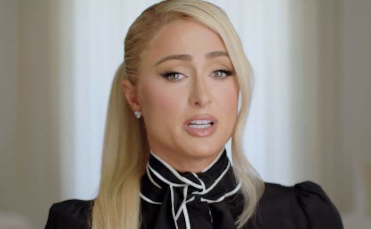 Paris Hilton har svært ved at holde tårerne tilbage, mens hun fortæller om sin tid på kostskolen. 