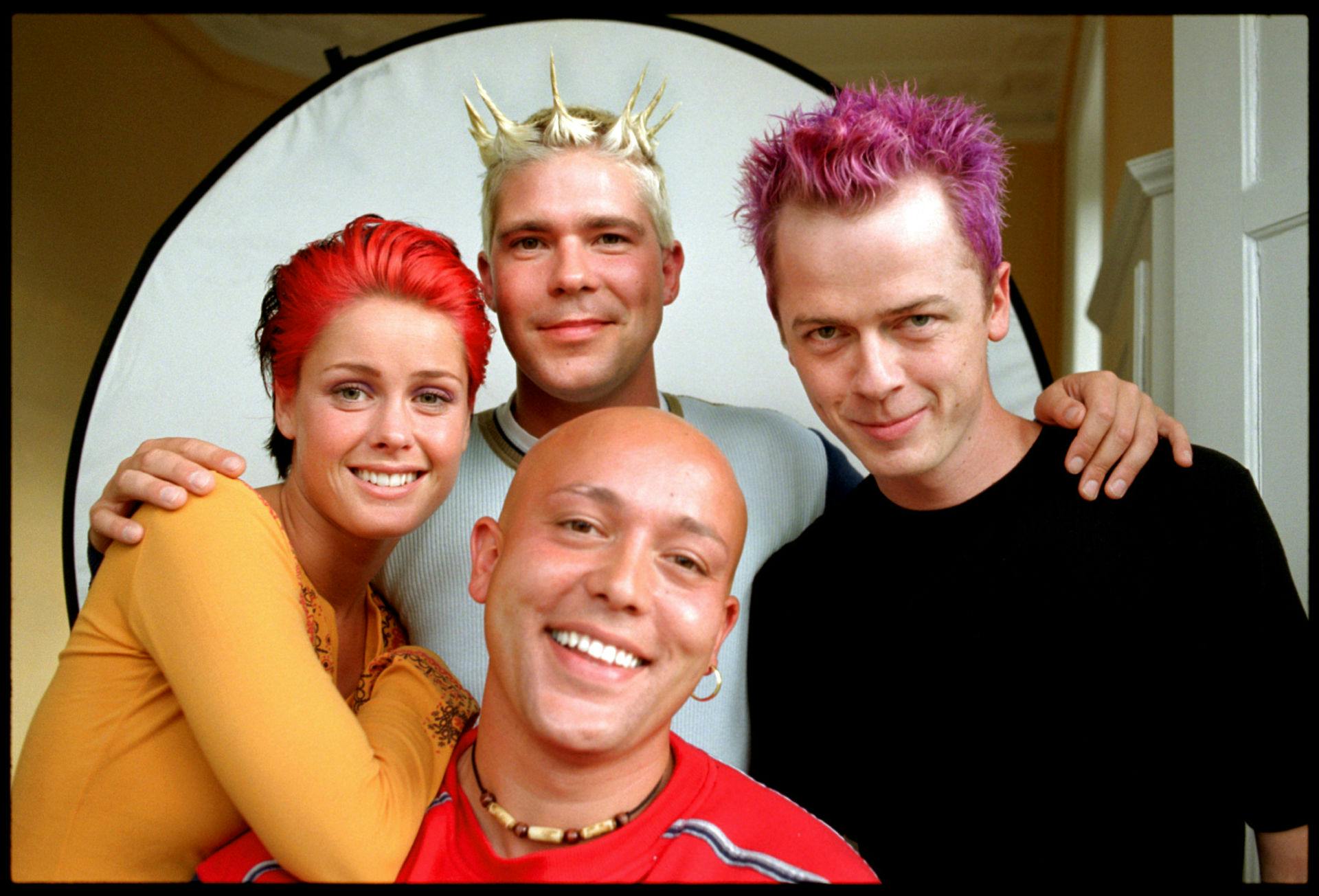 Arkivfoto af popgruppen Aqua. Forrest ses Rene Dif, til venstre Lene Nystrøm og til højre Claus Norreen, mens Søren Rasted står bagerst.