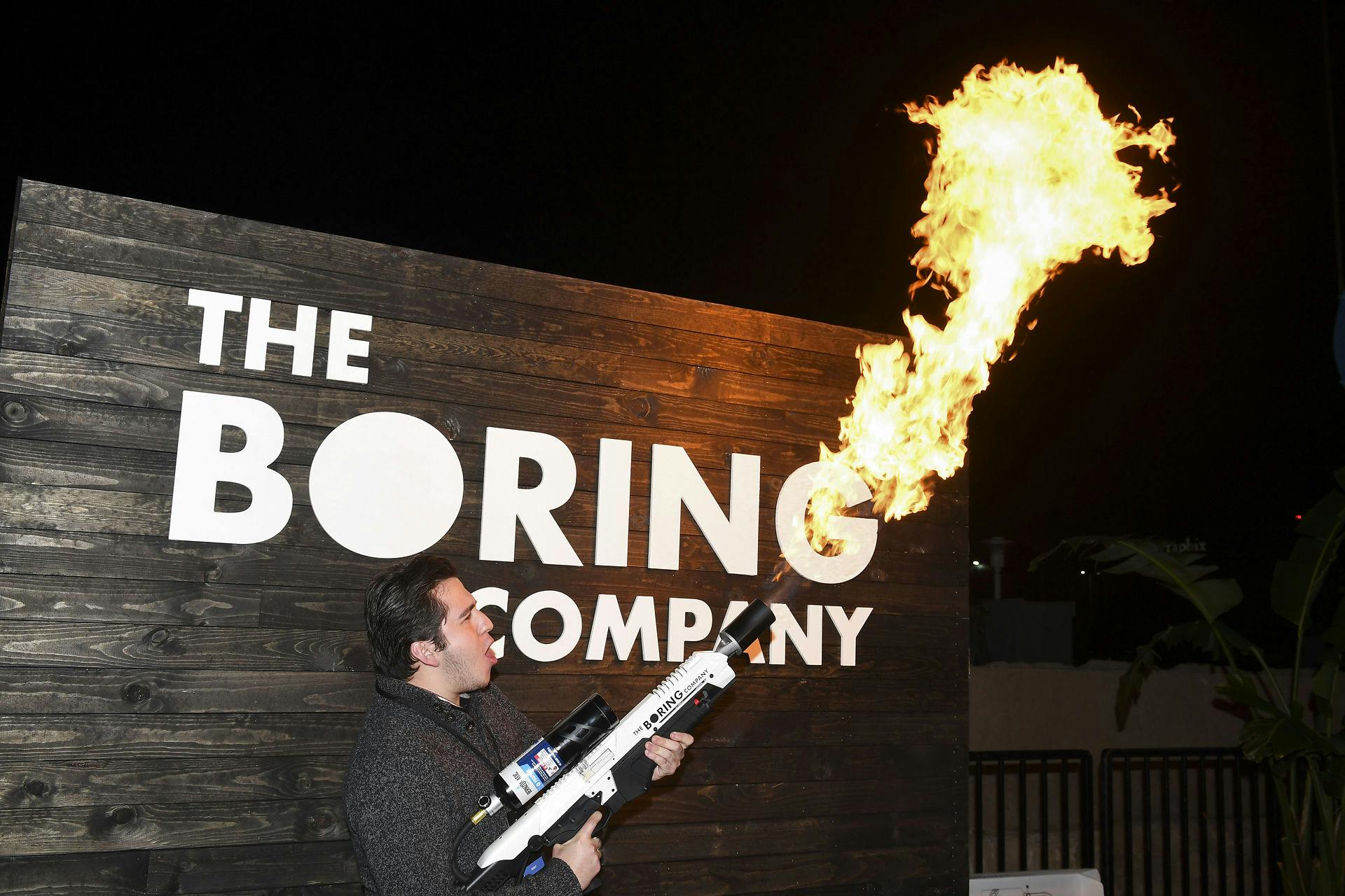 The Boring Company har tidligere solgt flammekastere som denne, men nu er det altså blevet tid til at sælge parfume. 