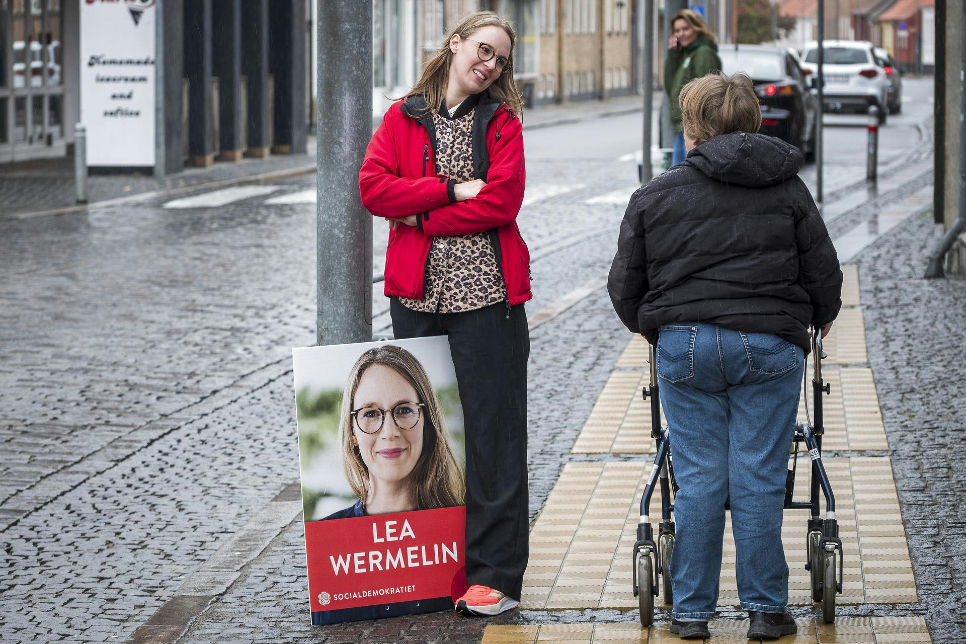 Lea Wermelin kunne godt finde til Rønne, da hun som spidskandidat for Socialdemokratiet skulle sætte plakater op. Men måske har nogle af de lokale borgere lidt svært ved at genkende hende, for S-ministeren bryder nemlig reglerne for, hvor meget man skal bo på øen for at kunne kalde den sit hjem.