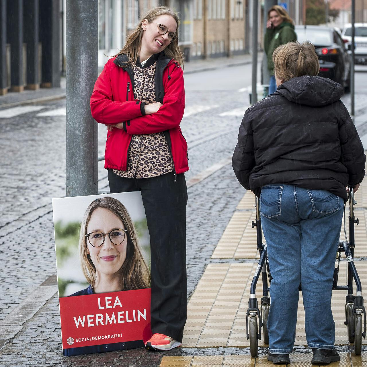 Lea Wermelin kunne godt finde til Rønne, da hun som spidskandidat for Socialdemokratiet skulle sætte plakater op. Men måske har nogle af de lokale borgere lidt svært ved at genkende hende, for S-ministeren bryder nemlig reglerne for, hvor meget man skal bo på øen for at kunne kalde den sit hjem.