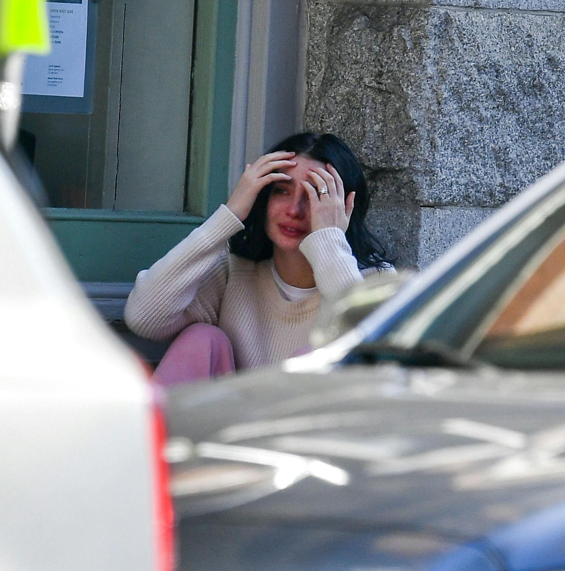 Meadow Walker græd videre for sig selv, før hun gik tilbage til sin mand.