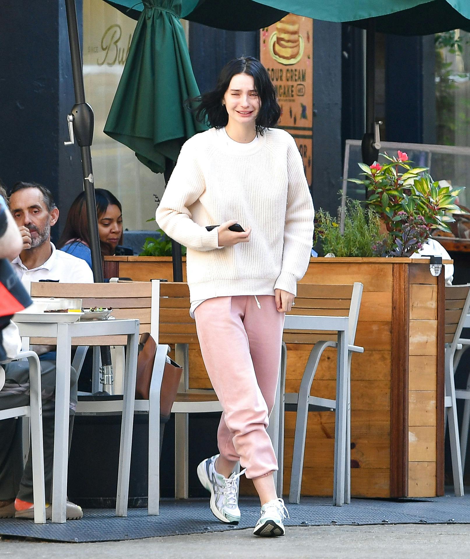 Meadow Walker forlader her restauranten grædende.