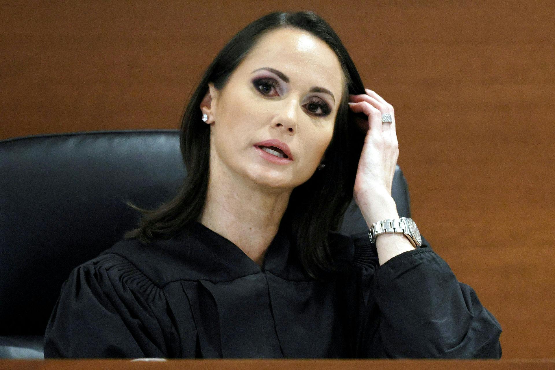 Dommeren, Elizabeth Scherer, læste dommen for hvert enkelt drab op i retten.