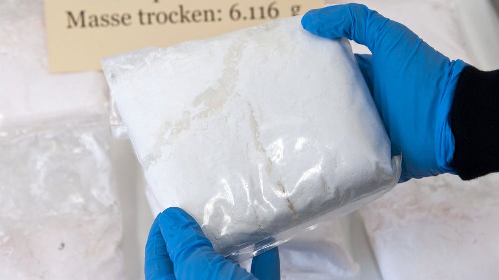Tre mænd er sigtet for at have fremstillet 27 kilo amfetamin i et sommerhus.