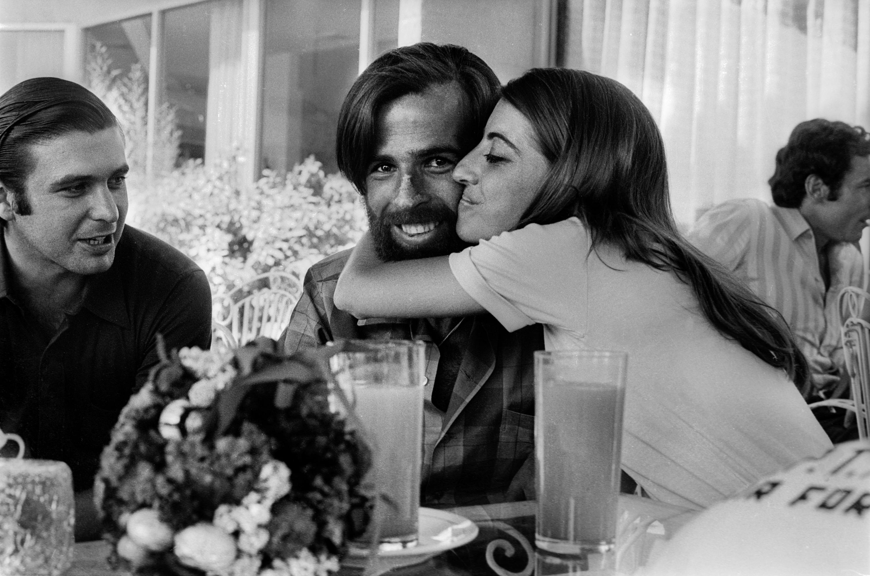 Jose Luis 'Coche" Inciarte sammen med sin kone Soledad, efter han blev reddet. 