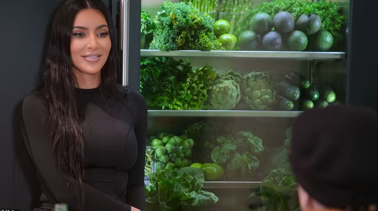 Kim Kardashian i det seneste afsnit af "The Kardashians", hvor hun fortæller sin gamle mormor sin sexhistorie.

