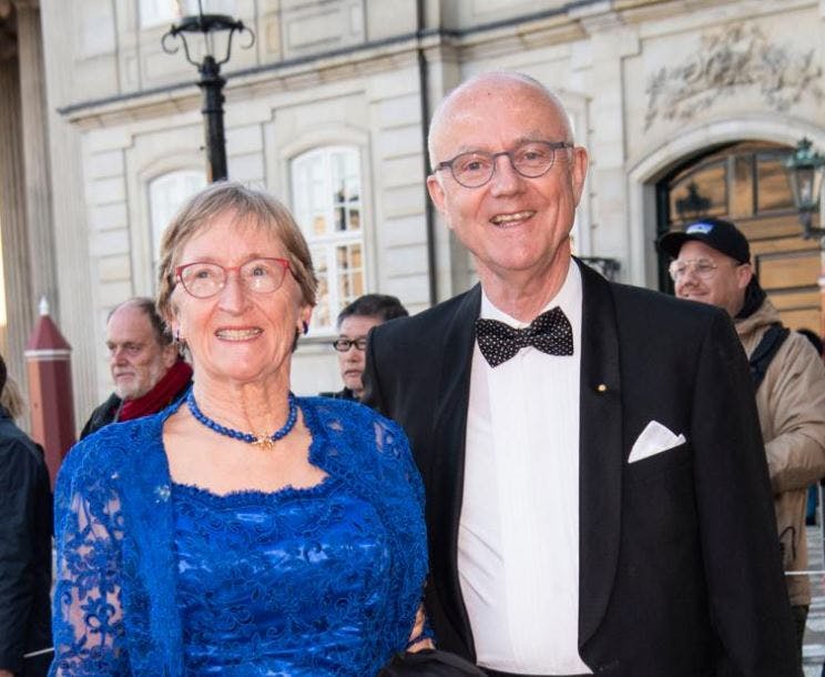 Lars Kolind og hustruen Vibeke Riemer på vej til 75 års fødselsdag hos prinsesse Benedikte i 2019.