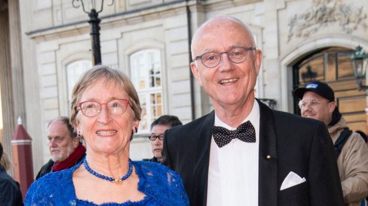 Lars Kolind og hustruen Vibeke Riemer på vej til 75 års fødselsdag hos prinsesse Benedikte i 2019.