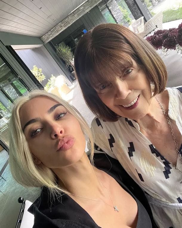 Kim Kardashian ærede sin bedstemor, MJ, ved at have sex foran pejsen. Romantisk?