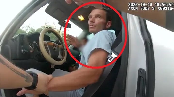 To børn på henholdsvis fire og otte år sad på bagsædet af bilen.