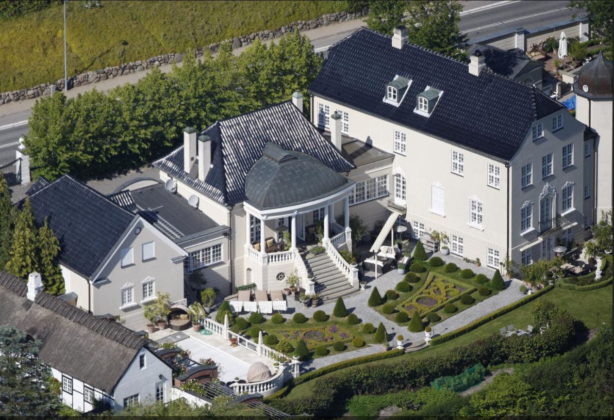 Villa Tusculum ved Bagsværd sø er klar til at byde en ny ejer velkommen.