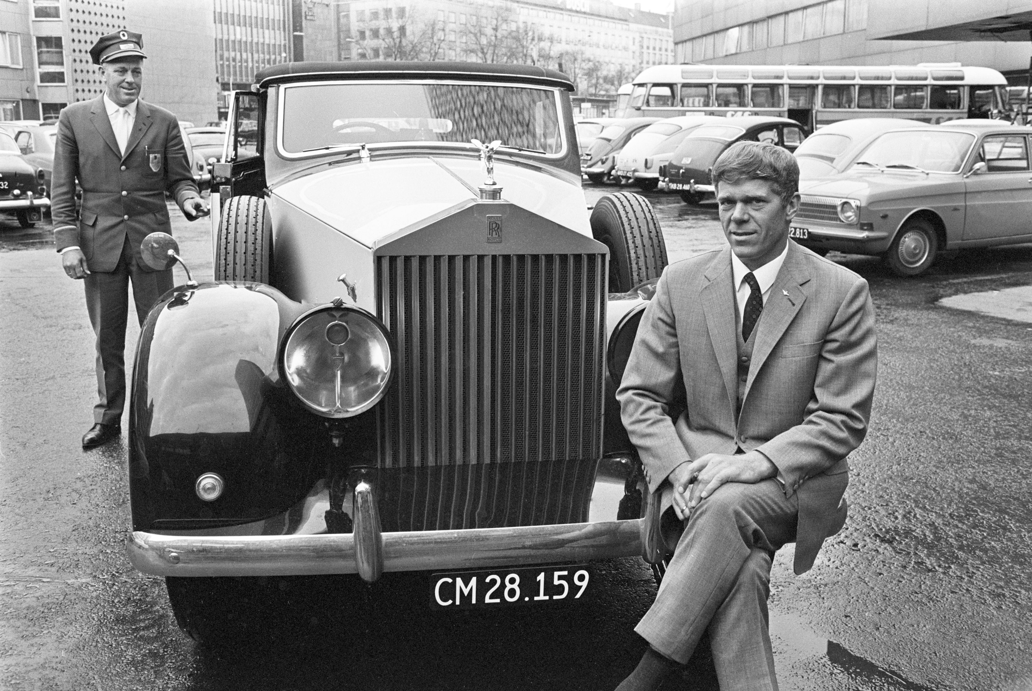 Fabrikant Arne Bybjerg er blevet rig på at producere Carmen Curlers. Her er han med sin Rolls Royce og sin privatchauffør i 1967.
