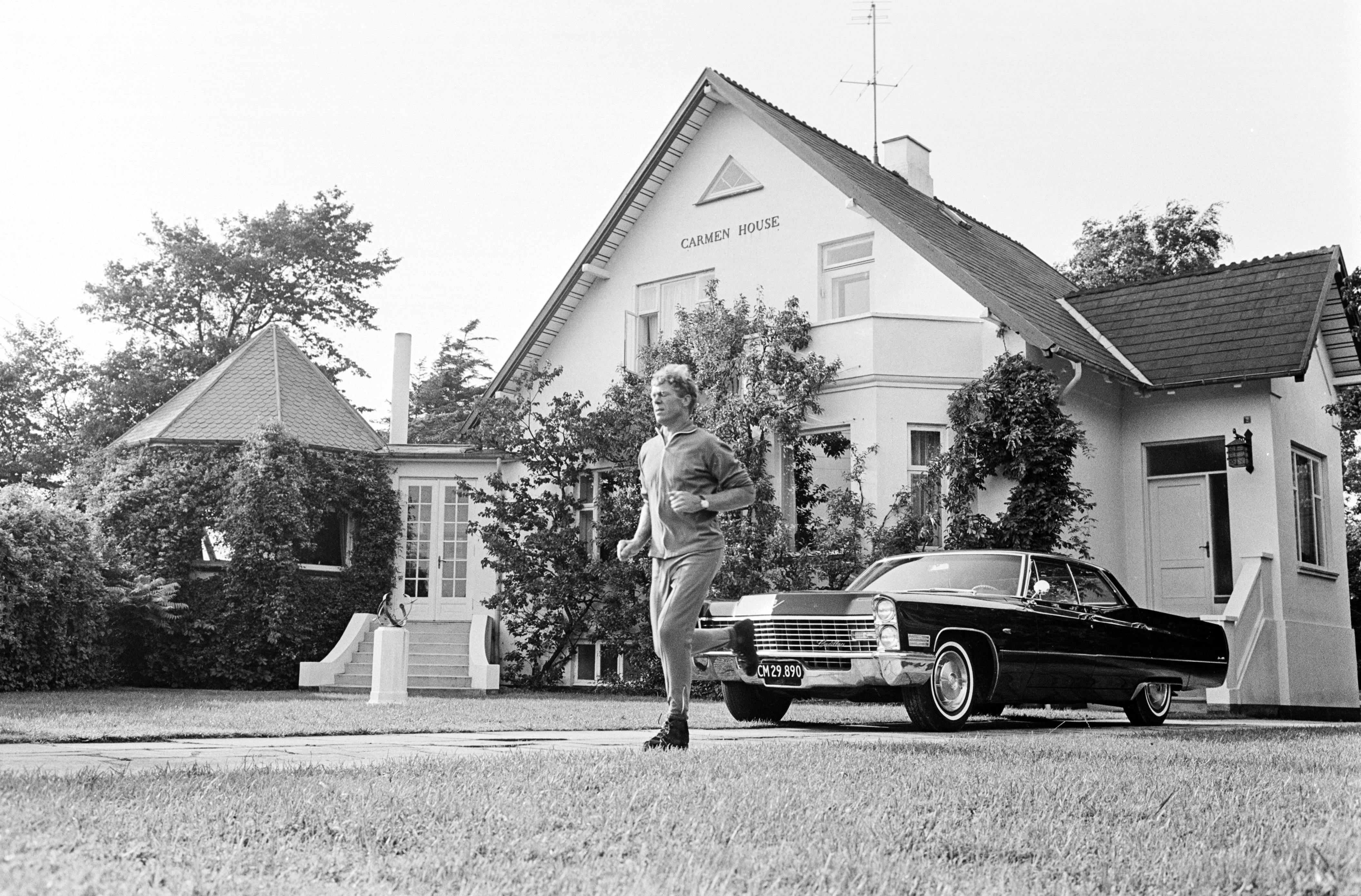 Arne Bybjerg løb hver morgen otte km for at holde styr på både mave og nerver. Her er han foran sit hus Carmen House.