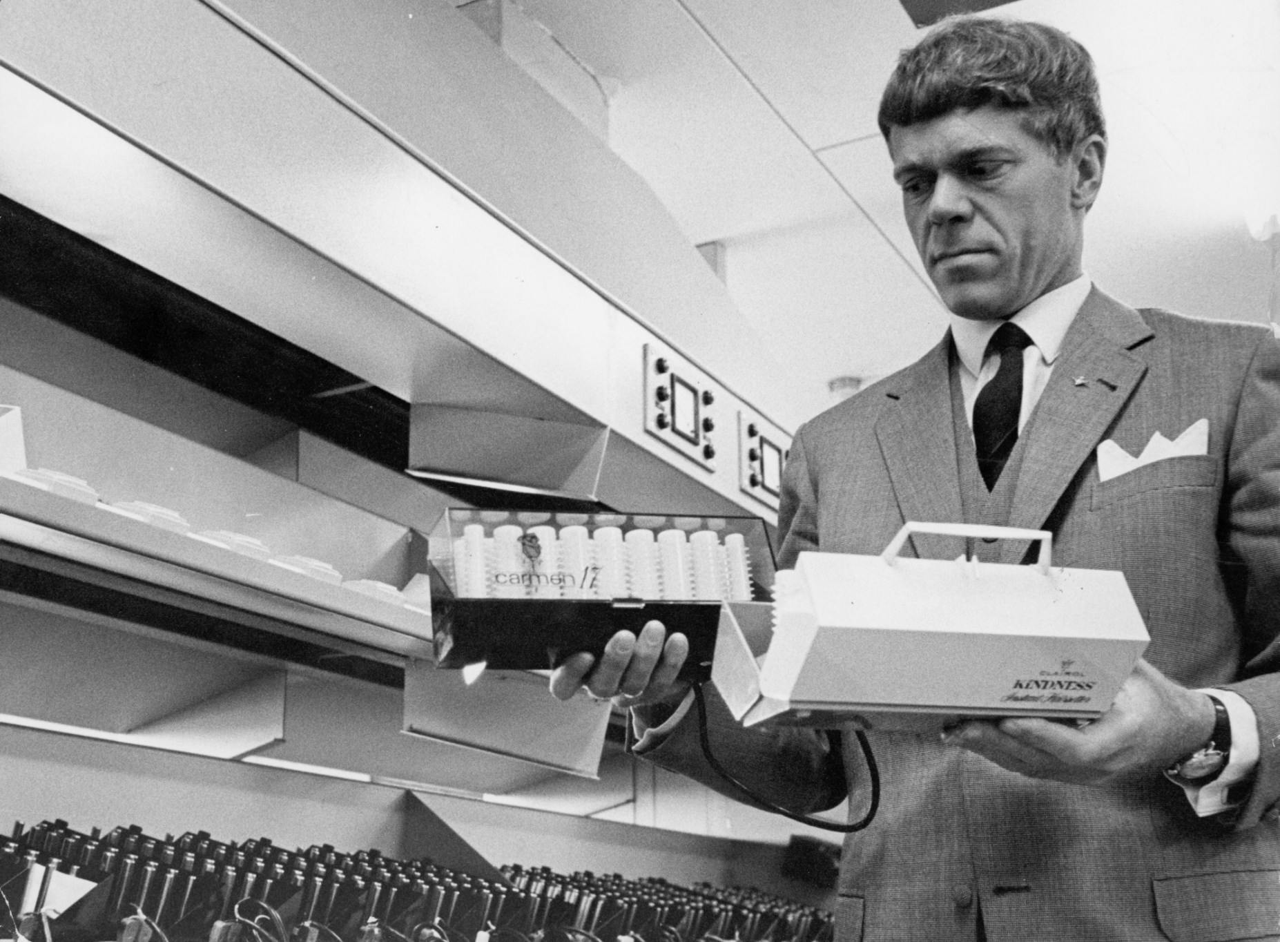 Fabrikant Arne Bybjerg med sine banebrydende Carmen Curlers, der endte med at gøre ham til milliardær.