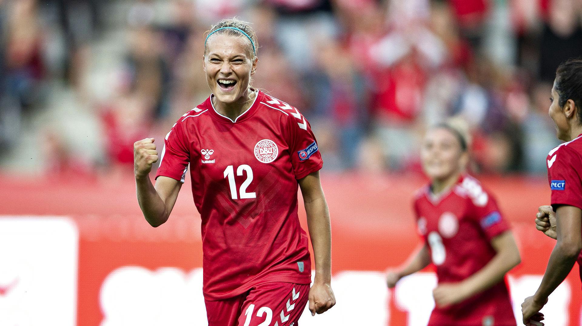 Stine Larsen har sagt ja til sin kæreste, nu forlovede, Emil Carlsen.