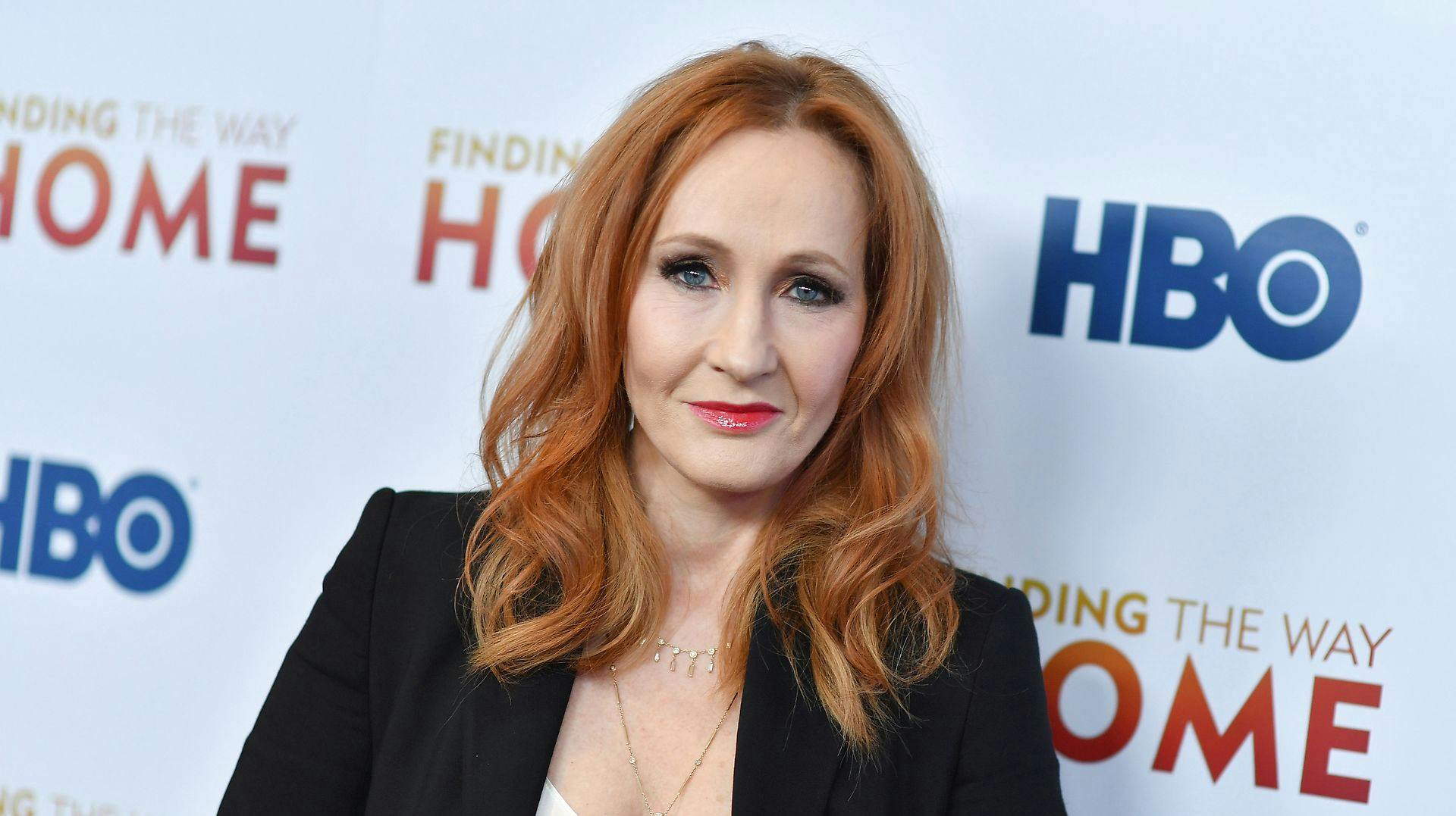 J.K Rowling priser sig lykkelig for, at hun chancen for at kende Robbie Coltrane, der fredag aften er meldt død. Årsagen til hans død er endnu ikke kommet frem. nbsp;