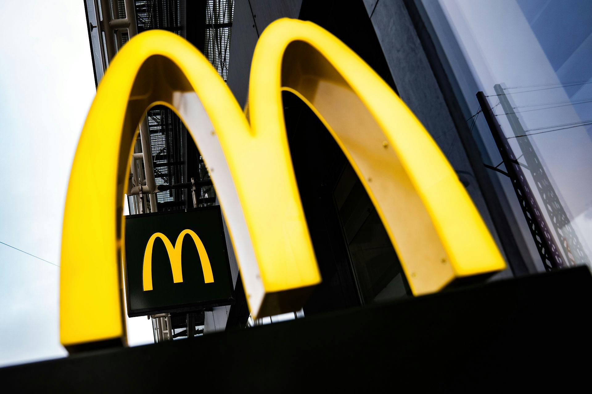 En britisk mand har fået en bøde efter han ifølge McDonalds automatiske parkeringssystem skulle have ventet i mere end 14 timer på sin mad.