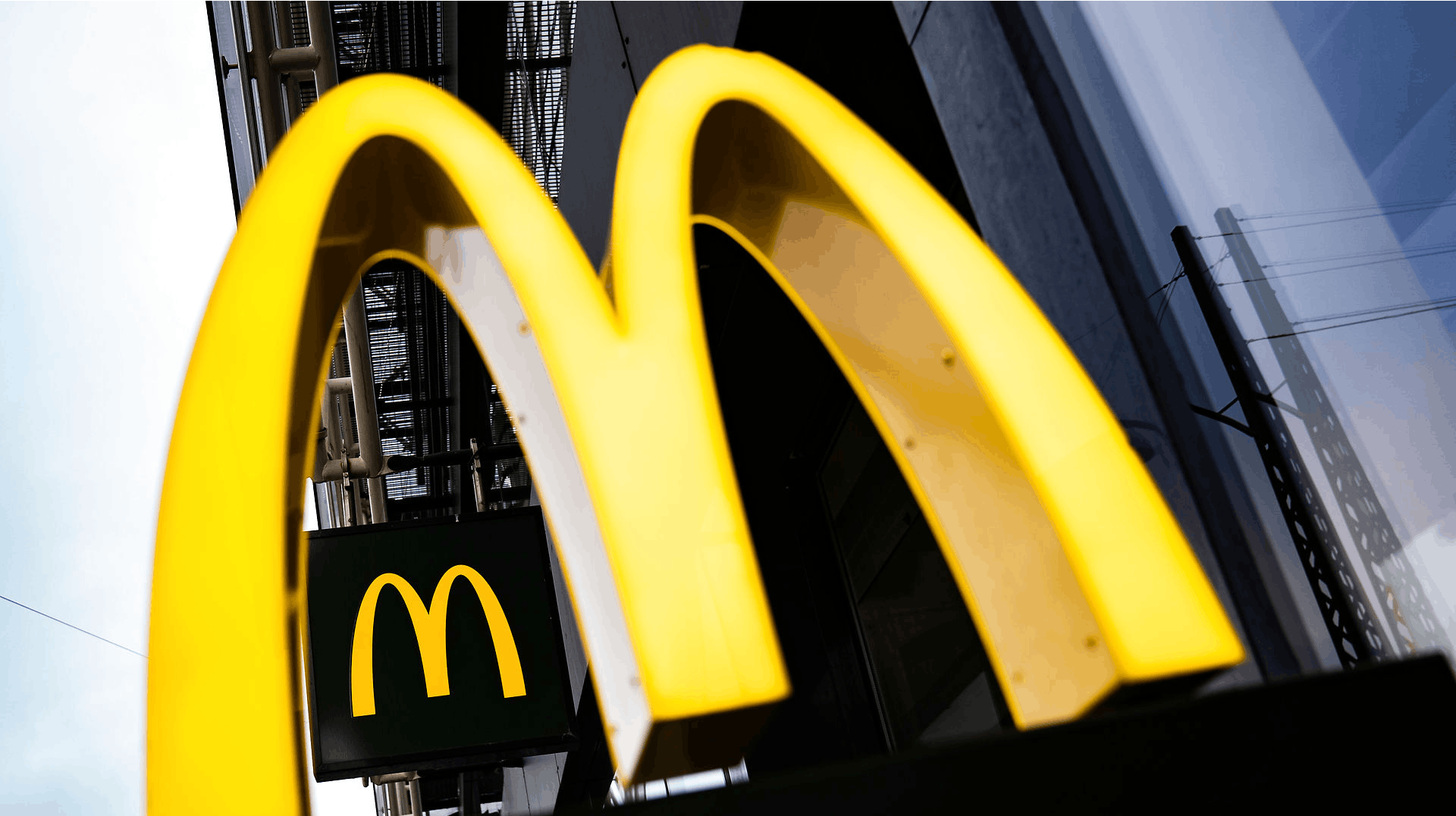 En britisk mand har fået en bøde efter han ifølge McDonalds automatiske parkeringssystem skulle have ventet i mere end 14 timer på sin mad.