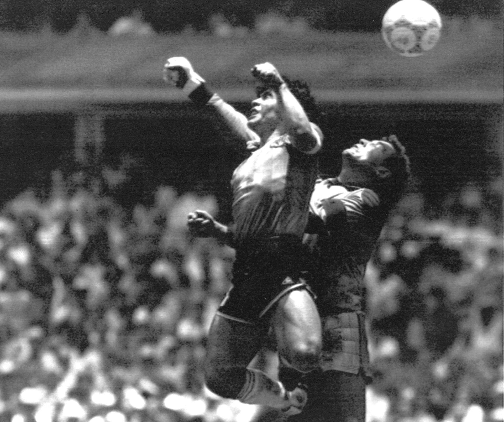 I dette moment scorer Diego Maradona med hånden og ikke hovedet, som dommeren ellers troede. Målet blev efterfølgende legendarisk.